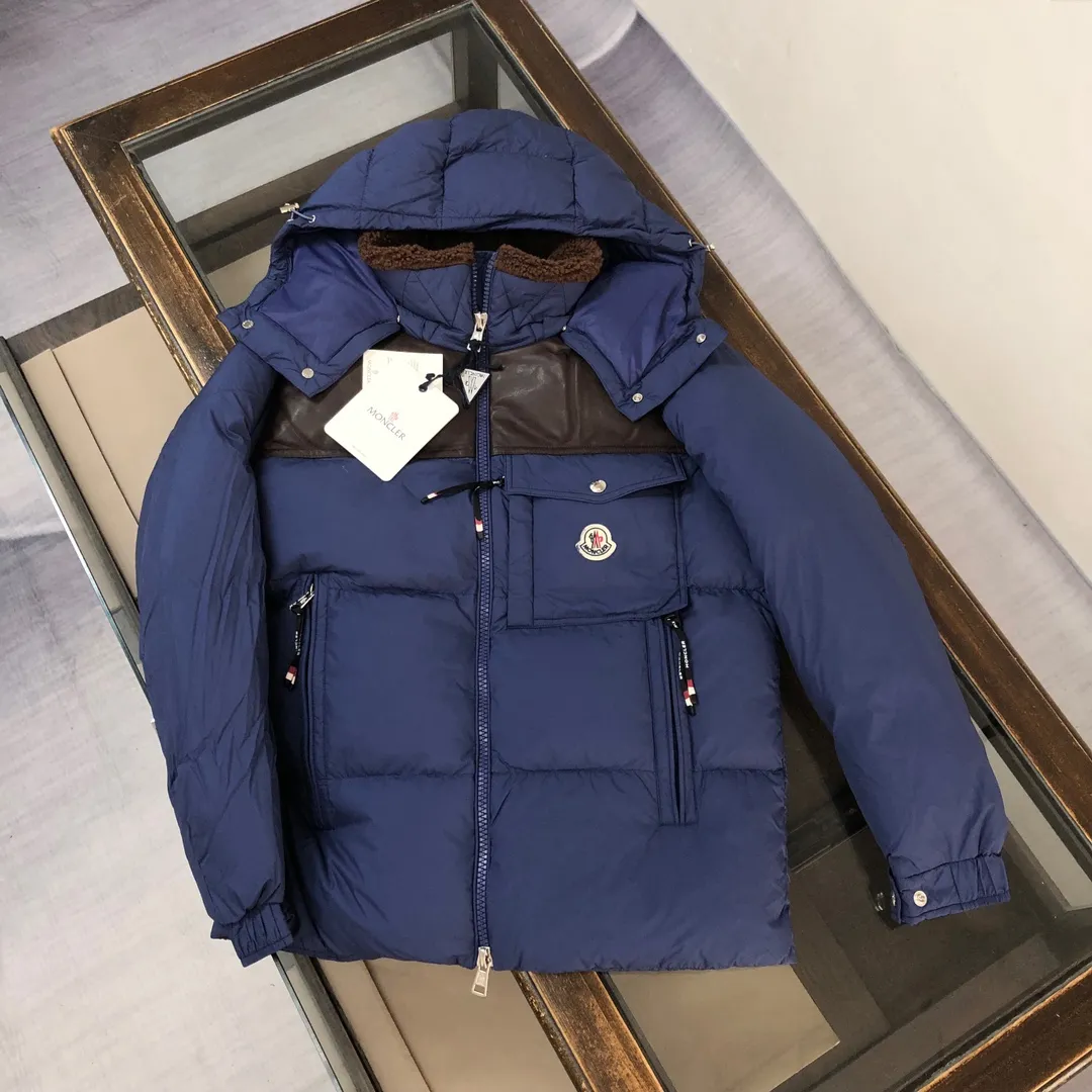 P1080 🆕⬆️Moncler Braye short men's down jacket jacket (imported sheepskin➕lamb wool splicing) 90 duck down filling Braye down jacket is made of water-repellent fabric, with wool trim and removable hood, it is the ideal companion for men's outdoor adventures!   Designed with exploration in mind, the Braye down jacket is made from water-repellent nylon. The cropped silhouette has a stand-up collar and is lined with the wool of a classic bomber jacket, a nod to the first aviators to fly over the North Pole. The chest patch pocket is inspired by the brand’s iconic Karakorum jacket, inspired by the first Italian explorers to summit K2. •Made from water-repellent fabric •Polyester lining •Down filling •Collar with fleece lining and snap-stud closure •Removable, adjustable hood with water-repellent fabric lining •Front and back yoke •Zip closure •Zip pockets •Leather pocket lip and chest pocket flap •Cuffs with snap closure •Elastic drawstring hem Size: 1-2-3-4-5 (M~3xl)