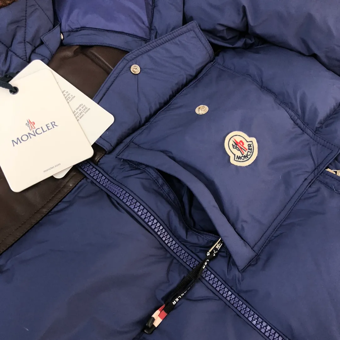 P1080 🆕⬆️Moncler Braye short men's down jacket jacket (imported sheepskin➕lamb wool splicing) 90 duck down filling Braye down jacket is made of water-repellent fabric, with wool trim and removable hood, it is the ideal companion for men's outdoor adventures!   Designed with exploration in mind, the Braye down jacket is made from water-repellent nylon. The cropped silhouette has a stand-up collar and is lined with the wool of a classic bomber jacket, a nod to the first aviators to fly over the North Pole. The chest patch pocket is inspired by the brand’s iconic Karakorum jacket, inspired by the first Italian explorers to summit K2. •Made from water-repellent fabric •Polyester lining •Down filling •Collar with fleece lining and snap-stud closure •Removable, adjustable hood with water-repellent fabric lining •Front and back yoke •Zip closure •Zip pockets •Leather pocket lip and chest pocket flap •Cuffs with snap closure •Elastic drawstring hem Size: 1-2-3-4-5 (M~3xl)