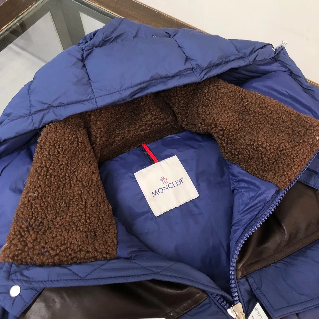 P1080 🆕⬆️Moncler Braye short men's down jacket jacket (imported sheepskin➕lamb wool splicing) 90 duck down filling Braye down jacket is made of water-repellent fabric, with wool trim and removable hood, it is the ideal companion for men's outdoor adventures!   Designed with exploration in mind, the Braye down jacket is made from water-repellent nylon. The cropped silhouette has a stand-up collar and is lined with the wool of a classic bomber jacket, a nod to the first aviators to fly over the North Pole. The chest patch pocket is inspired by the brand’s iconic Karakorum jacket, inspired by the first Italian explorers to summit K2. •Made from water-repellent fabric •Polyester lining •Down filling •Collar with fleece lining and snap-stud closure •Removable, adjustable hood with water-repellent fabric lining •Front and back yoke •Zip closure •Zip pockets •Leather pocket lip and chest pocket flap •Cuffs with snap closure •Elastic drawstring hem Size: 1-2-3-4-5 (M~3xl)