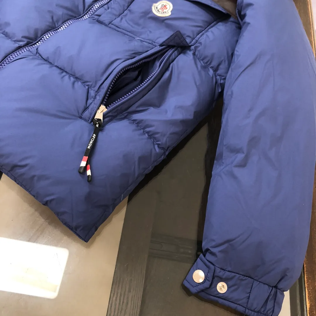 P1080 🆕⬆️Moncler Braye short men's down jacket jacket (imported sheepskin➕lamb wool splicing) 90 duck down filling Braye down jacket is made of water-repellent fabric, with wool trim and removable hood, it is the ideal companion for men's outdoor adventures!   Designed with exploration in mind, the Braye down jacket is made from water-repellent nylon. The cropped silhouette has a stand-up collar and is lined with the wool of a classic bomber jacket, a nod to the first aviators to fly over the North Pole. The chest patch pocket is inspired by the brand’s iconic Karakorum jacket, inspired by the first Italian explorers to summit K2. •Made from water-repellent fabric •Polyester lining •Down filling •Collar with fleece lining and snap-stud closure •Removable, adjustable hood with water-repellent fabric lining •Front and back yoke •Zip closure •Zip pockets •Leather pocket lip and chest pocket flap •Cuffs with snap closure •Elastic drawstring hem Size: 1-2-3-4-5 (M~3xl)