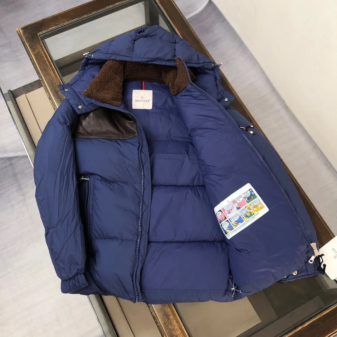 P1080 🆕⬆️Moncler Braye short men's down jacket jacket (imported sheepskin➕lamb wool splicing) 90 duck down filling Braye down jacket is made of water-repellent fabric, with wool trim and removable hood, it is the ideal companion for men's outdoor adventures!   Designed with exploration in mind, the Braye down jacket is made from water-repellent nylon. The cropped silhouette has a stand-up collar and is lined with the wool of a classic bomber jacket, a nod to the first aviators to fly over the North Pole. The chest patch pocket is inspired by the brand’s iconic Karakorum jacket, inspired by the first Italian explorers to summit K2. •Made from water-repellent fabric •Polyester lining •Down filling •Collar with fleece lining and snap-stud closure •Removable, adjustable hood with water-repellent fabric lining •Front and back yoke •Zip closure •Zip pockets •Leather pocket lip and chest pocket flap •Cuffs with snap closure •Elastic drawstring hem Size: 1-2-3-4-5 (M~3xl)