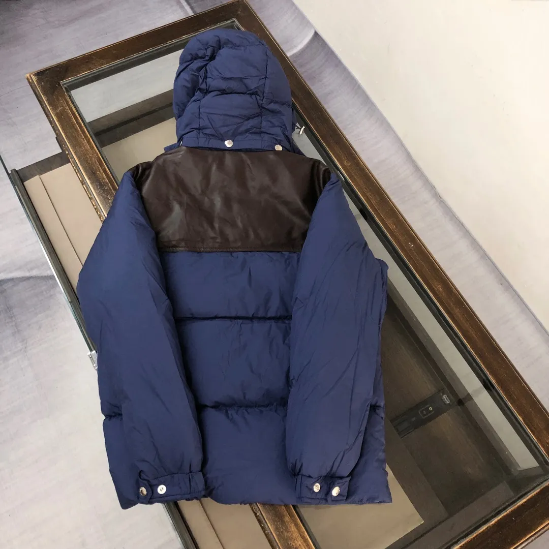 P1080 🆕⬆️Moncler Braye short men's down jacket jacket (imported sheepskin➕lamb wool splicing) 90 duck down filling Braye down jacket is made of water-repellent fabric, with wool trim and removable hood, it is the ideal companion for men's outdoor adventures!   Designed with exploration in mind, the Braye down jacket is made from water-repellent nylon. The cropped silhouette has a stand-up collar and is lined with the wool of a classic bomber jacket, a nod to the first aviators to fly over the North Pole. The chest patch pocket is inspired by the brand’s iconic Karakorum jacket, inspired by the first Italian explorers to summit K2. •Made from water-repellent fabric •Polyester lining •Down filling •Collar with fleece lining and snap-stud closure •Removable, adjustable hood with water-repellent fabric lining •Front and back yoke •Zip closure •Zip pockets •Leather pocket lip and chest pocket flap •Cuffs with snap closure •Elastic drawstring hem Size: 1-2-3-4-5 (M~3xl)