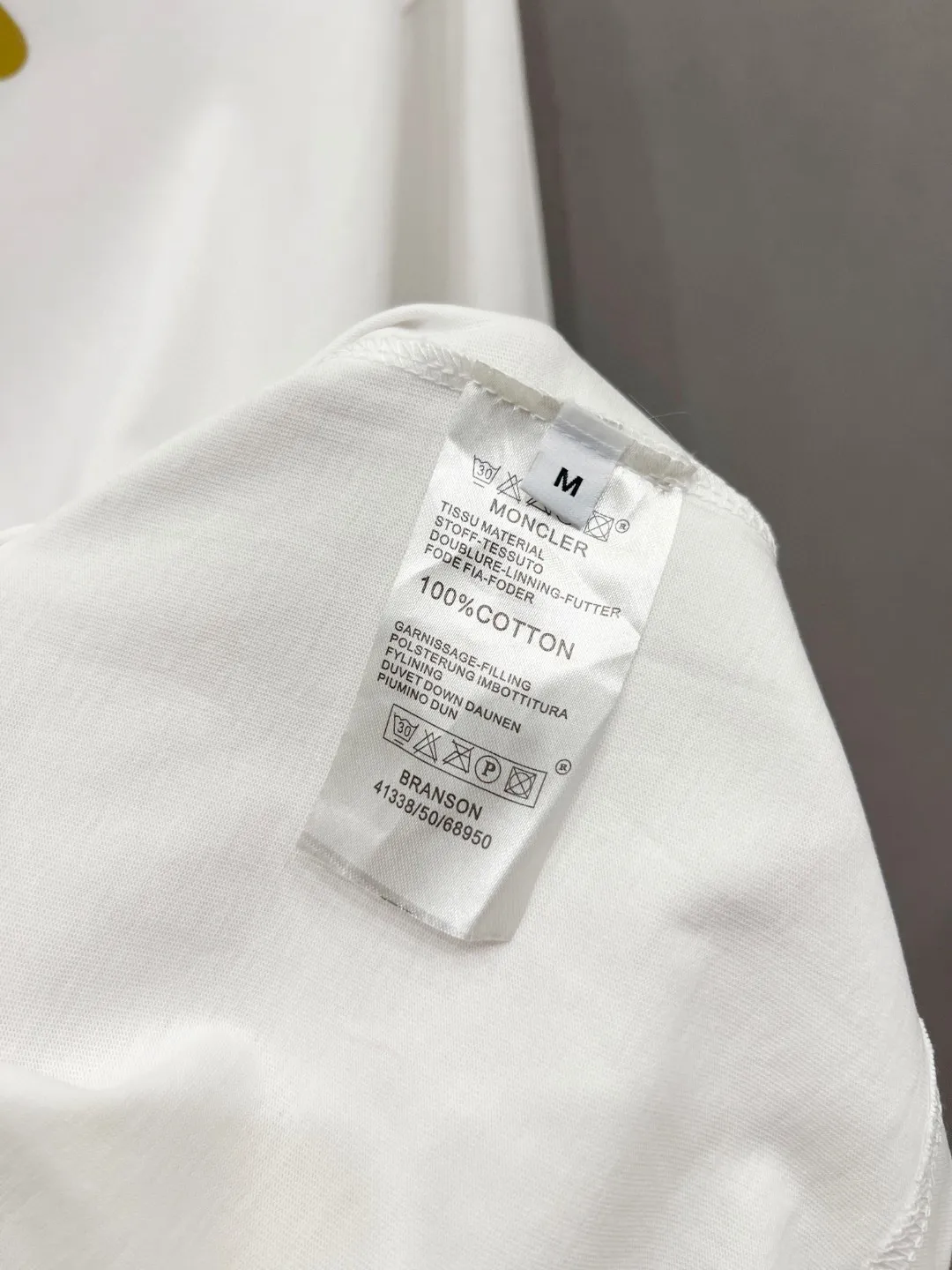 P190 (available on the same day, ready for stock) Moncler’s exclusive first-ever high-definition The fabric is made of 280 grams of heavyweight pure cotton, customized with 32 counts of double thread, and washed twice for ready-to-wear. The fabric is comfortable and skin-friendly. It is custom-dyed fabric with high textile density and good drape. It is not easy to deform or shrink. The thick texture and compact spinning process will not affect the breathability of the fabric. The saturation of the color is very high. The imported flocking and foaming technology is used to create a good upper body effect. It is a versatile and good-looking short sleeve. The loose version covers the flesh and looks slim. size: S~XL Color: White Black