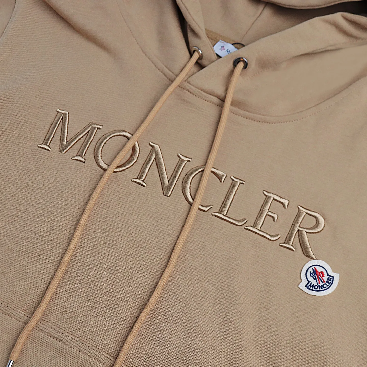 P246 Style number: 853 〈MONCLER〉Mongolian embroidered hooded sweatshirt. The price of the Mongolian sweatshirt is actually quite advantageous. Anyone who has been to the counter should know that the price of the Mongolian hooded sweatshirt is not much cheaper than Gucci Burberry. It is just relatively low-key and unwilling to hype. It is a picture that you want to buy or not. The aloof existence... ✅Original custom-made with logo eyelets and hood ✅460g 100% cotton wool-eating fabric OS version is too big ✅Matched with the original high-weight double yarn thread ✅Correct three-needle and five-thread craftsmanship Chain edge Color: black white sky blue khaki Size S M L