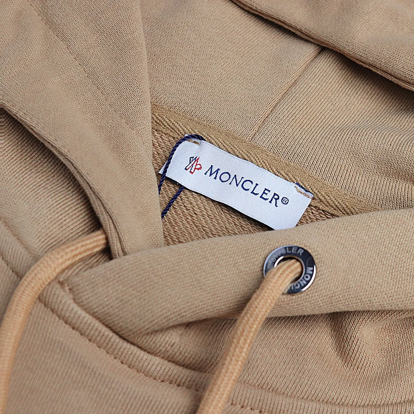 P246 Style number: 853 〈MONCLER〉Mongolian embroidered hooded sweatshirt. The price of the Mongolian sweatshirt is actually quite advantageous. Anyone who has been to the counter should know that the price of the Mongolian hooded sweatshirt is not much cheaper than Gucci Burberry. It is just relatively low-key and unwilling to hype. It is a picture that you want to buy or not. The aloof existence... ✅Original custom-made with logo eyelets and hood ✅460g 100% cotton wool-eating fabric OS version is too big ✅Matched with the original high-weight double yarn thread ✅Correct three-needle and five-thread craftsmanship Chain edge Color: black white sky blue khaki Size S M L