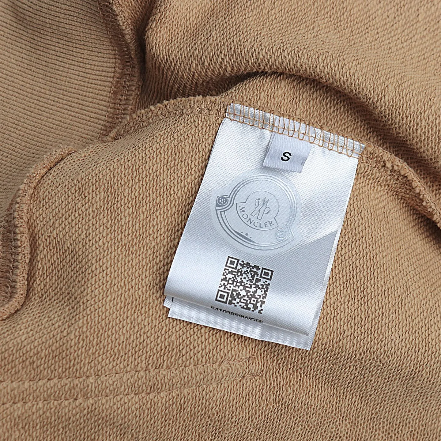 P246 Style number: 853 〈MONCLER〉Mongolian embroidered hooded sweatshirt. The price of the Mongolian sweatshirt is actually quite advantageous. Anyone who has been to the counter should know that the price of the Mongolian hooded sweatshirt is not much cheaper than Gucci Burberry. It is just relatively low-key and unwilling to hype. It is a picture that you want to buy or not. The aloof existence... ✅Original custom-made with logo eyelets and hood ✅460g 100% cotton wool-eating fabric OS version is too big ✅Matched with the original high-weight double yarn thread ✅Correct three-needle and five-thread craftsmanship Chain edge Color: black white sky blue khaki Size S M L