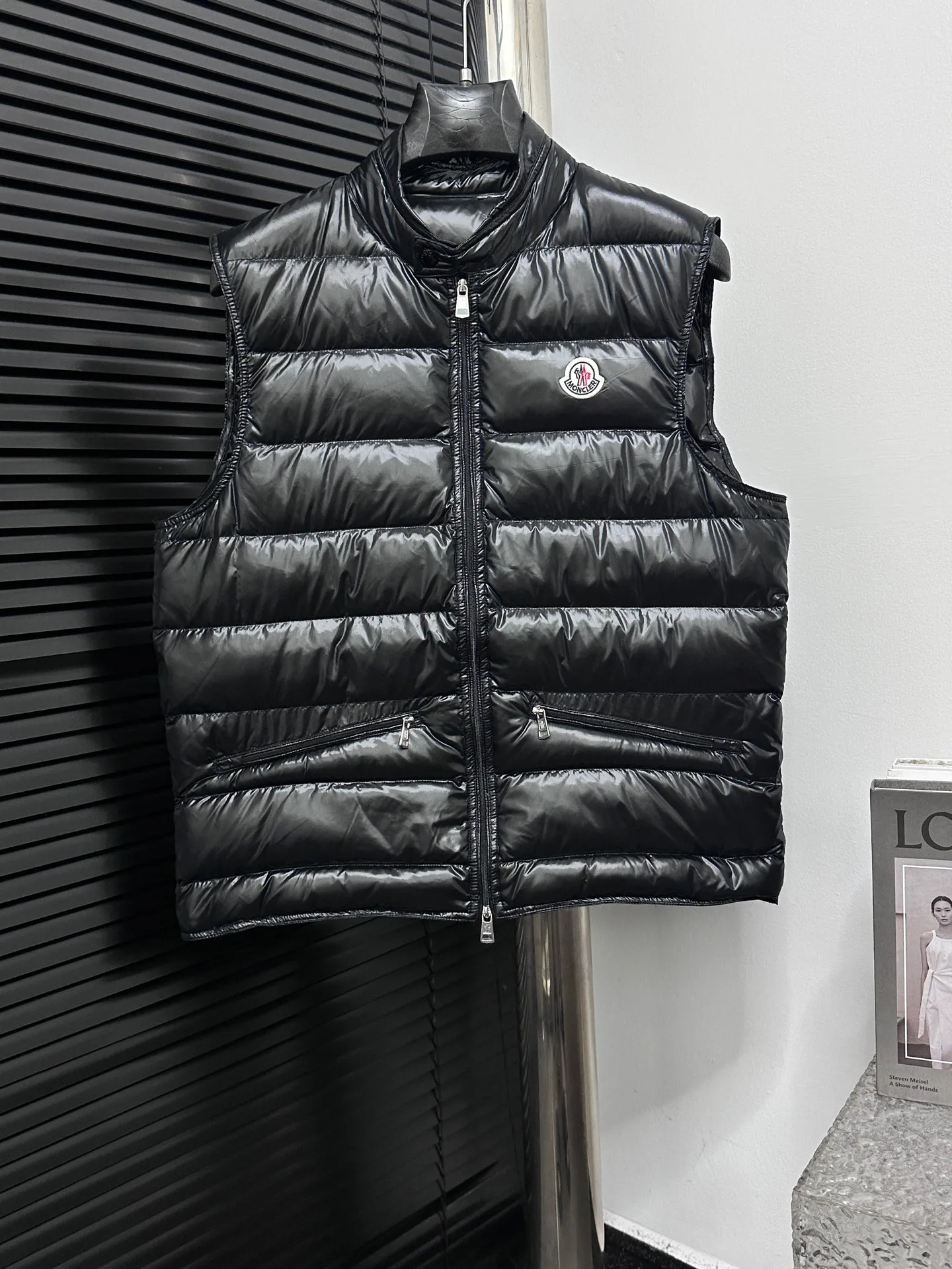 P580 [Moncler] Moncler’s premium stand-up collar is back! Mon Autumn and winter new evergreen series classic Maya model! The most sought-after and popular series in the classic main line, over-the-counter and official purchases are basically based on rush. This year's Maya has improved on the basis of previous classics. The most intuitive thing is the fabric. The latest high-end customized shiny nylon is completely the same as the original. The fabric details and hardware are truly the same as the original. Hot models are destined to be mixed with good and bad. Please feel free to compare and the quality of the sincere work can be judged! A timeless classic product, we sincerely invite all fans to interpret and explore this product together. This will definitely be the best decision you have ever made! Details: Super smooth two-way zipper, the zipper and color remain the same. Detachable oversized windproof down hood, connected with five snap buttons of the same color. One circle is designed with an adjustable elastic drawstring, making you feel safe in the wind or snow. The two sides are designed with diagonal closed pockets, which not only meet the needs of carrying things but also keep your hands warm. There are also pockets on the chest and sleeves inside, which is thoughtful for those who don’t like it. Size: 1-6