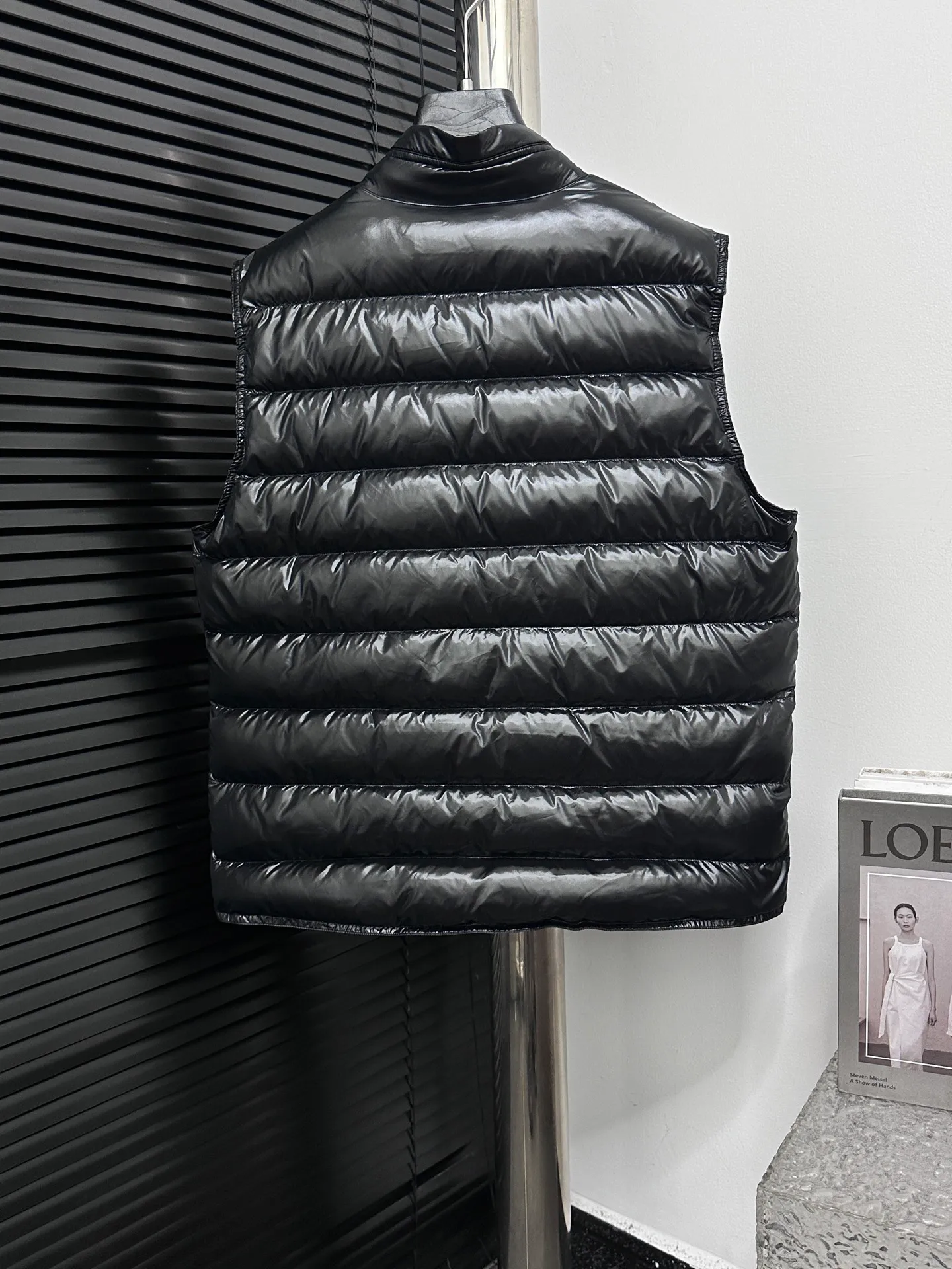 P580 [Moncler] Moncler’s premium stand-up collar is back! Mon Autumn and winter new evergreen series classic Maya model! The most sought-after and popular series in the classic main line, over-the-counter and official purchases are basically based on rush. This year's Maya has improved on the basis of previous classics. The most intuitive thing is the fabric. The latest high-end customized shiny nylon is completely the same as the original. The fabric details and hardware are truly the same as the original. Hot models are destined to be mixed with good and bad. Please feel free to compare and the quality of the sincere work can be judged! A timeless classic product, we sincerely invite all fans to interpret and explore this product together. This will definitely be the best decision you have ever made! Details: Super smooth two-way zipper, the zipper and color remain the same. Detachable oversized windproof down hood, connected with five snap buttons of the same color. One circle is designed with an adjustable elastic drawstring, making you feel safe in the wind or snow. The two sides are designed with diagonal closed pockets, which not only meet the needs of carrying things but also keep your hands warm. There are also pockets on the chest and sleeves inside, which is thoughtful for those who don’t like it. Size: 1-6