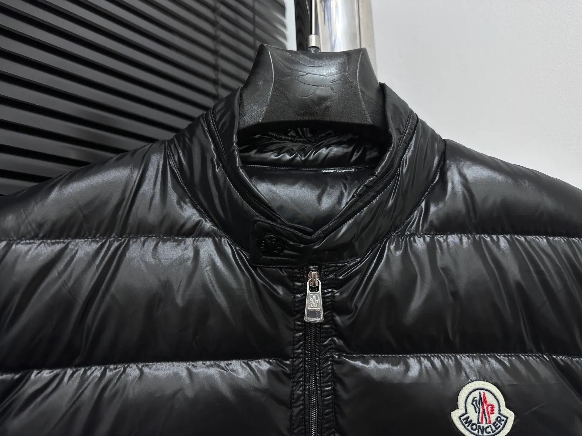 P580 [Moncler] Moncler’s premium stand-up collar is back! Mon Autumn and winter new evergreen series classic Maya model! The most sought-after and popular series in the classic main line, over-the-counter and official purchases are basically based on rush. This year's Maya has improved on the basis of previous classics. The most intuitive thing is the fabric. The latest high-end customized shiny nylon is completely the same as the original. The fabric details and hardware are truly the same as the original. Hot models are destined to be mixed with good and bad. Please feel free to compare and the quality of the sincere work can be judged! A timeless classic product, we sincerely invite all fans to interpret and explore this product together. This will definitely be the best decision you have ever made! Details: Super smooth two-way zipper, the zipper and color remain the same. Detachable oversized windproof down hood, connected with five snap buttons of the same color. One circle is designed with an adjustable elastic drawstring, making you feel safe in the wind or snow. The two sides are designed with diagonal closed pockets, which not only meet the needs of carrying things but also keep your hands warm. There are also pockets on the chest and sleeves inside, which is thoughtful for those who don’t like it. Size: 1-6