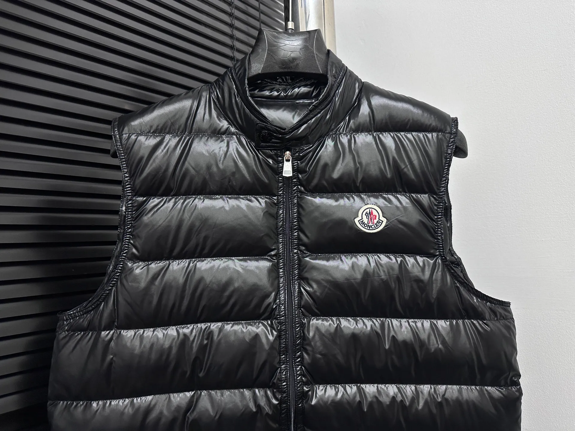 P580 [Moncler] Moncler’s premium stand-up collar is back! Mon Autumn and winter new evergreen series classic Maya model! The most sought-after and popular series in the classic main line, over-the-counter and official purchases are basically based on rush. This year's Maya has improved on the basis of previous classics. The most intuitive thing is the fabric. The latest high-end customized shiny nylon is completely the same as the original. The fabric details and hardware are truly the same as the original. Hot models are destined to be mixed with good and bad. Please feel free to compare and the quality of the sincere work can be judged! A timeless classic product, we sincerely invite all fans to interpret and explore this product together. This will definitely be the best decision you have ever made! Details: Super smooth two-way zipper, the zipper and color remain the same. Detachable oversized windproof down hood, connected with five snap buttons of the same color. One circle is designed with an adjustable elastic drawstring, making you feel safe in the wind or snow. The two sides are designed with diagonal closed pockets, which not only meet the needs of carrying things but also keep your hands warm. There are also pockets on the chest and sleeves inside, which is thoughtful for those who don’t like it. Size: 1-6