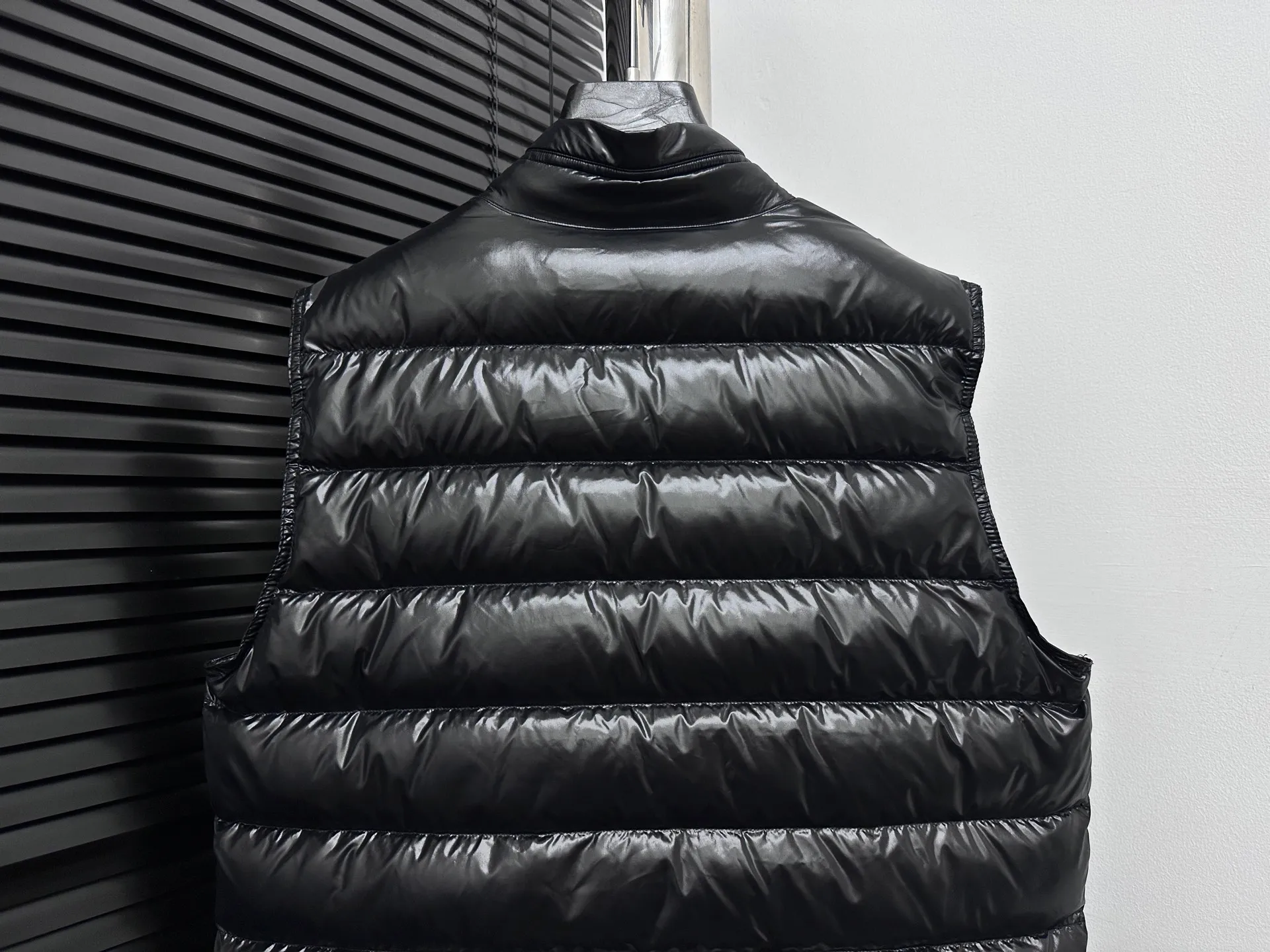 P580 [Moncler] Moncler’s premium stand-up collar is back! Mon Autumn and winter new evergreen series classic Maya model! The most sought-after and popular series in the classic main line, over-the-counter and official purchases are basically based on rush. This year's Maya has improved on the basis of previous classics. The most intuitive thing is the fabric. The latest high-end customized shiny nylon is completely the same as the original. The fabric details and hardware are truly the same as the original. Hot models are destined to be mixed with good and bad. Please feel free to compare and the quality of the sincere work can be judged! A timeless classic product, we sincerely invite all fans to interpret and explore this product together. This will definitely be the best decision you have ever made! Details: Super smooth two-way zipper, the zipper and color remain the same. Detachable oversized windproof down hood, connected with five snap buttons of the same color. One circle is designed with an adjustable elastic drawstring, making you feel safe in the wind or snow. The two sides are designed with diagonal closed pockets, which not only meet the needs of carrying things but also keep your hands warm. There are also pockets on the chest and sleeves inside, which is thoughtful for those who don’t like it. Size: 1-6