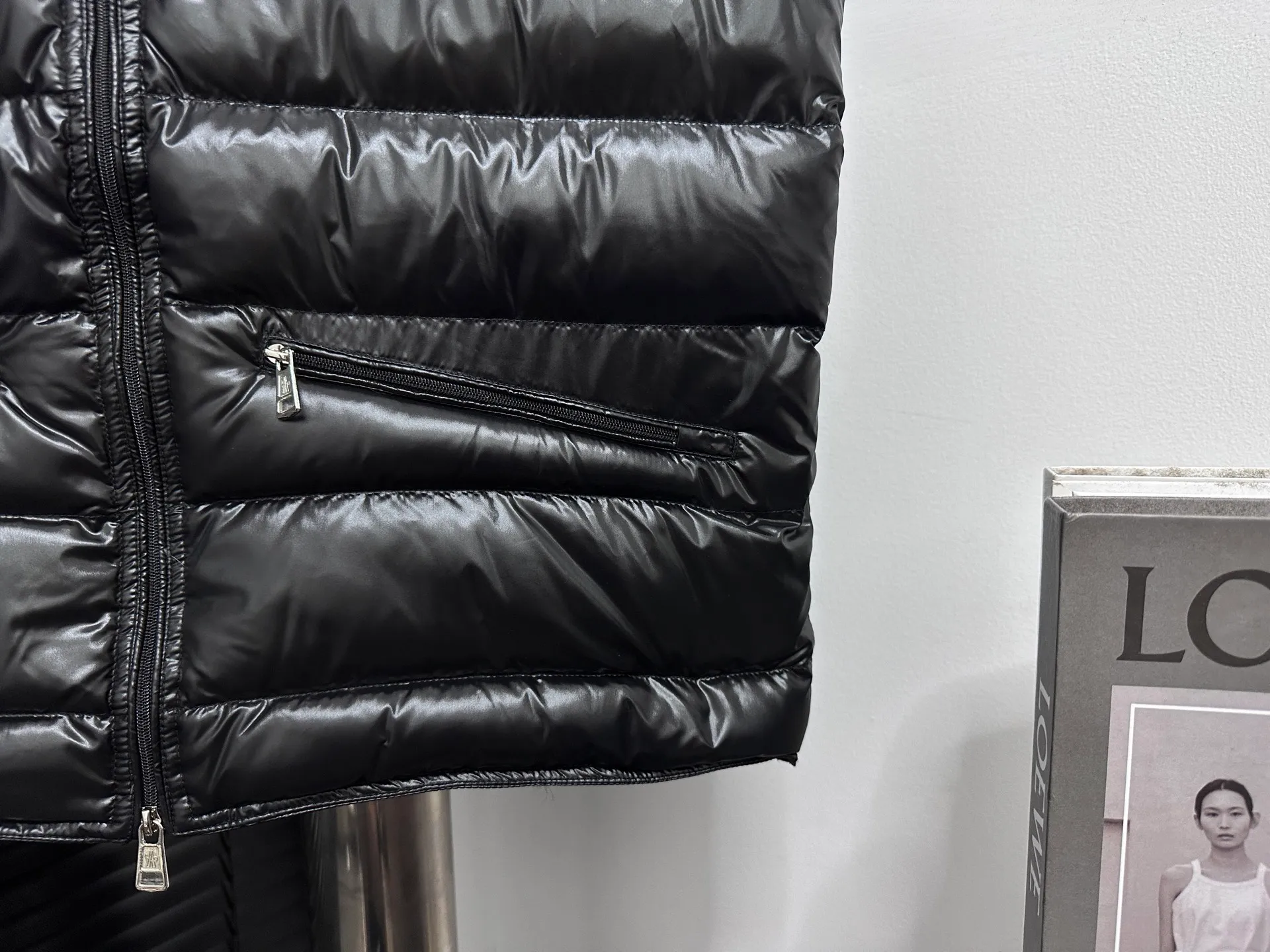 P580 [Moncler] Moncler’s premium stand-up collar is back! Mon Autumn and winter new evergreen series classic Maya model! The most sought-after and popular series in the classic main line, over-the-counter and official purchases are basically based on rush. This year's Maya has improved on the basis of previous classics. The most intuitive thing is the fabric. The latest high-end customized shiny nylon is completely the same as the original. The fabric details and hardware are truly the same as the original. Hot models are destined to be mixed with good and bad. Please feel free to compare and the quality of the sincere work can be judged! A timeless classic product, we sincerely invite all fans to interpret and explore this product together. This will definitely be the best decision you have ever made! Details: Super smooth two-way zipper, the zipper and color remain the same. Detachable oversized windproof down hood, connected with five snap buttons of the same color. One circle is designed with an adjustable elastic drawstring, making you feel safe in the wind or snow. The two sides are designed with diagonal closed pockets, which not only meet the needs of carrying things but also keep your hands warm. There are also pockets on the chest and sleeves inside, which is thoughtful for those who don’t like it. Size: 1-6