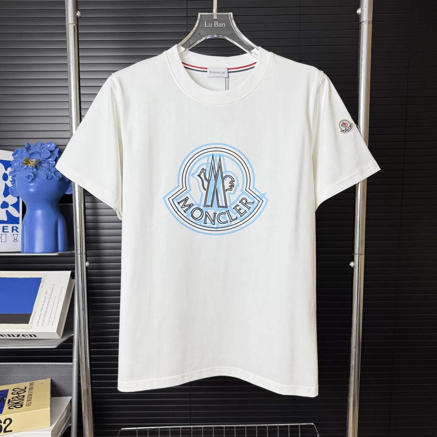 P170 A230 (Long-term replenishment, next day arrival) MONCLER/Mask, ghosting, offset printing, letter LOGO round neck short-sleeved T-shirt, exclusive first launch high-definition The fabric is made of 300 grams of heavyweight pure cotton, customized with 32 double-strand threads. The ready-made garments are washed twice. The fabric is comfortable and skin-friendly. The customized textile has high density and good drape. It is not easy to deform or shrink. The thick texture and compact spinning process will not affect the breathability of the fabric. The color saturation is very high. Imported Tajima embroidery technology has a good upper body effect. It is a versatile and good-looking short sleeve. The loose version covers the flesh and looks slim. size: S~XL Color: white black