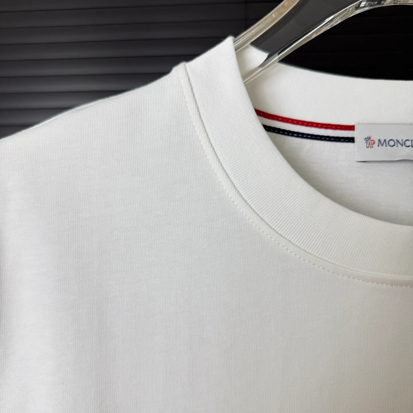P170 A230 (Long-term replenishment, next day arrival) MONCLER/Mask, ghosting, offset printing, letter LOGO round neck short-sleeved T-shirt, exclusive first launch high-definition The fabric is made of 300 grams of heavyweight pure cotton, customized with 32 double-strand threads. The ready-made garments are washed twice. The fabric is comfortable and skin-friendly. The customized textile has high density and good drape. It is not easy to deform or shrink. The thick texture and compact spinning process will not affect the breathability of the fabric. The color saturation is very high. Imported Tajima embroidery technology has a good upper body effect. It is a versatile and good-looking short sleeve. The loose version covers the flesh and looks slim. size: S~XL Color: white black