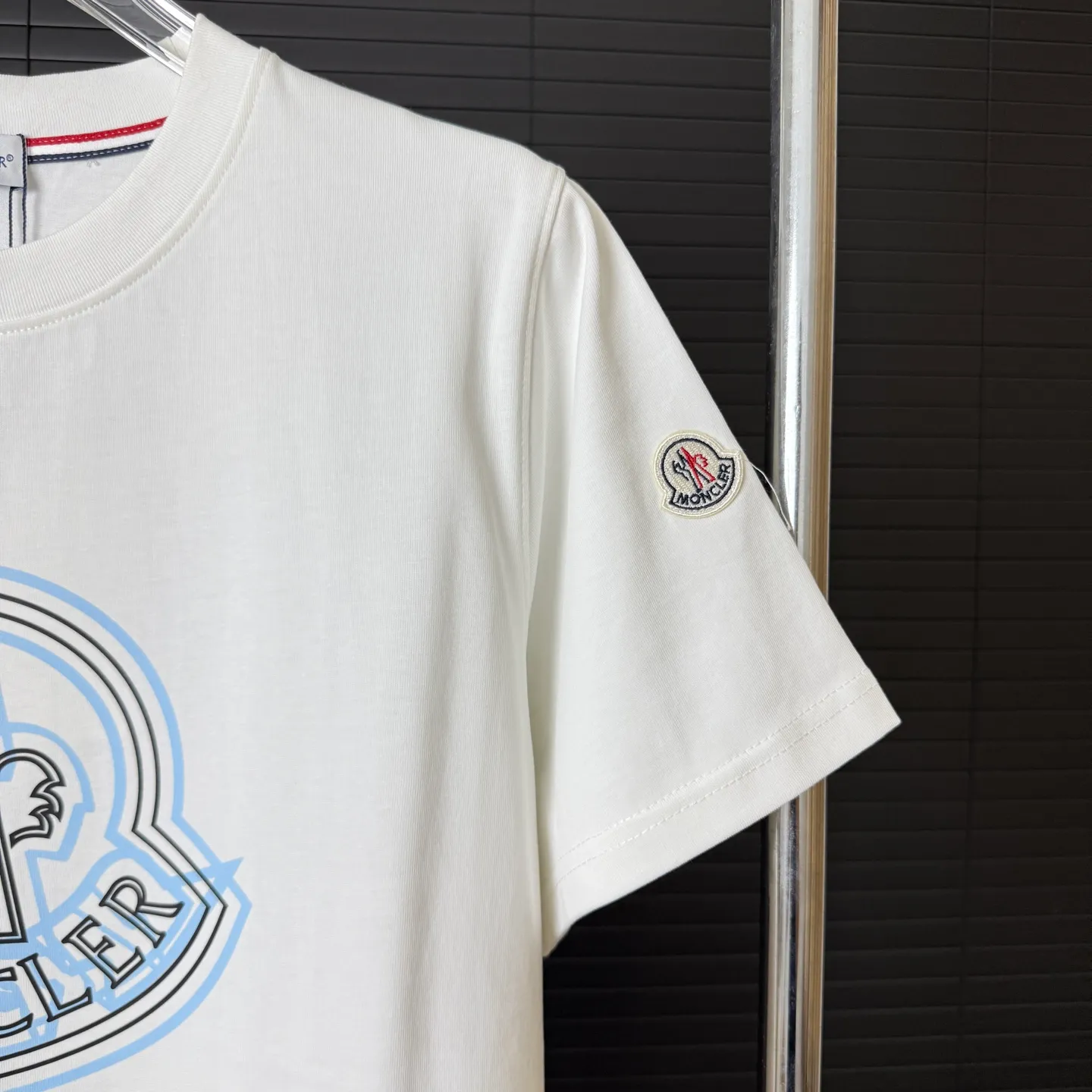 P170 A230 (Long-term replenishment, next day arrival) MONCLER/Mask, ghosting, offset printing, letter LOGO round neck short-sleeved T-shirt, exclusive first launch high-definition The fabric is made of 300 grams of heavyweight pure cotton, customized with 32 double-strand threads. The ready-made garments are washed twice. The fabric is comfortable and skin-friendly. The customized textile has high density and good drape. It is not easy to deform or shrink. The thick texture and compact spinning process will not affect the breathability of the fabric. The color saturation is very high. Imported Tajima embroidery technology has a good upper body effect. It is a versatile and good-looking short sleeve. The loose version covers the flesh and looks slim. size: S~XL Color: white black