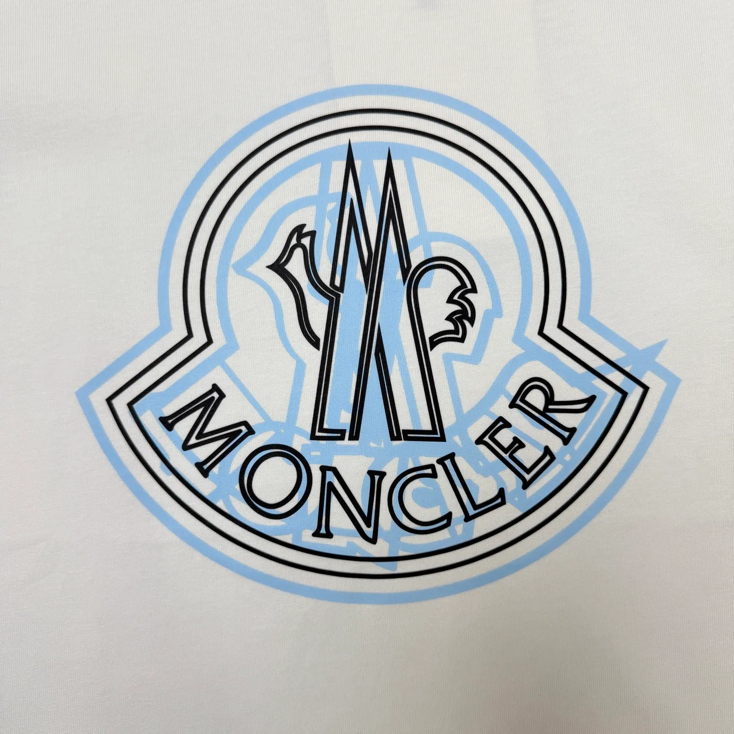 P170 A230 (Long-term replenishment, next day arrival) MONCLER/Mask, ghosting, offset printing, letter LOGO round neck short-sleeved T-shirt, exclusive first launch high-definition The fabric is made of 300 grams of heavyweight pure cotton, customized with 32 double-strand threads. The ready-made garments are washed twice. The fabric is comfortable and skin-friendly. The customized textile has high density and good drape. It is not easy to deform or shrink. The thick texture and compact spinning process will not affect the breathability of the fabric. The color saturation is very high. Imported Tajima embroidery technology has a good upper body effect. It is a versatile and good-looking short sleeve. The loose version covers the flesh and looks slim. size: S~XL Color: white black
