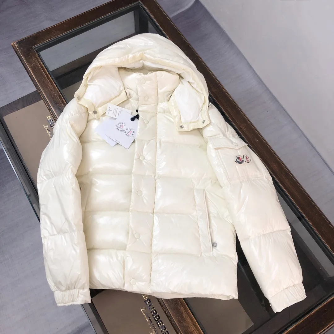 P800 Moncler Maya 70 Short Down Jacket Ivory The iconic men's Moncler Maya 70 down jacket is highly recognizable and is specially designed to celebrate the brand's 70th anniversary. The Moncler Maya down jacket has been reinterpreted specifically to celebrate Moncler's 70th anniversary, and the iconic silhouette has been refreshed in new colors. A classic example of the brand's DNA, it's made from shiny lacquered nylon and embellished with signature rectangular quilting. A classic, cropped design that spans seasons and fashions, the removable hood features a statement silhouette, removable hood and adjustable hem. The sleeves are decorated with the brand's signature classic patch pockets and a patchwork logo designed to celebrate the 70th anniversary. Color: black, ivory white, basalt gray, purple, cabin brown, forest green, code number: 1-2-3-4-5 (M～3xl)