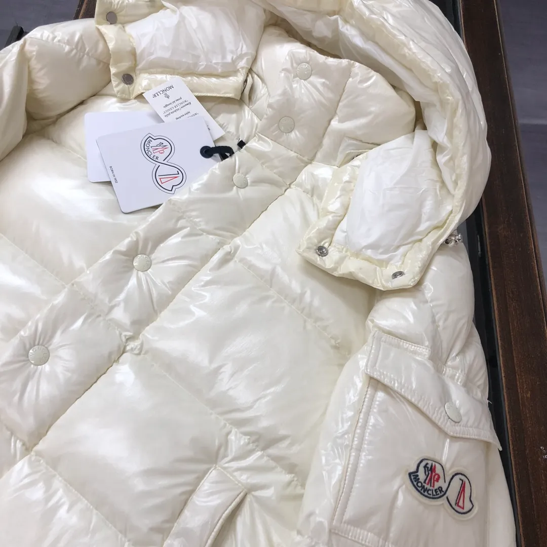 P800 Moncler Maya 70 Short Down Jacket Ivory The iconic men's Moncler Maya 70 down jacket is highly recognizable and is specially designed to celebrate the brand's 70th anniversary. The Moncler Maya down jacket has been reinterpreted specifically to celebrate Moncler's 70th anniversary, and the iconic silhouette has been refreshed in new colors. A classic example of the brand's DNA, it's made from shiny lacquered nylon and embellished with signature rectangular quilting. A classic, cropped design that spans seasons and fashions, the removable hood features a statement silhouette, removable hood and adjustable hem. The sleeves are decorated with the brand's signature classic patch pockets and a patchwork logo designed to celebrate the 70th anniversary. Color: black, ivory white, basalt gray, purple, cabin brown, forest green, code number: 1-2-3-4-5 (M～3xl)