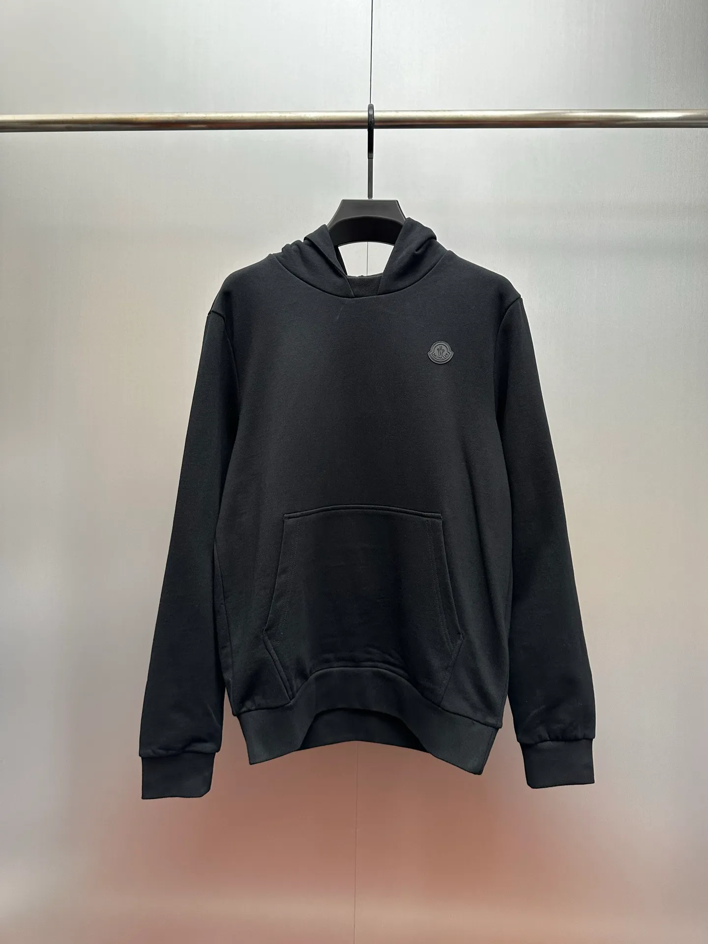 P470 MONCLER hooded cotton same color sweatshirt with back logo, purchased and developed by genuine 6150, 420g new Maybach combed cotton terry sweatshirt material, 480g 2*2 100% cotton combed cotton rib, fabric enzyme washed, high temperature heat transfer, customized 1:1 plastic label, customized 1:1 trademark, fitted version size: S M L XL