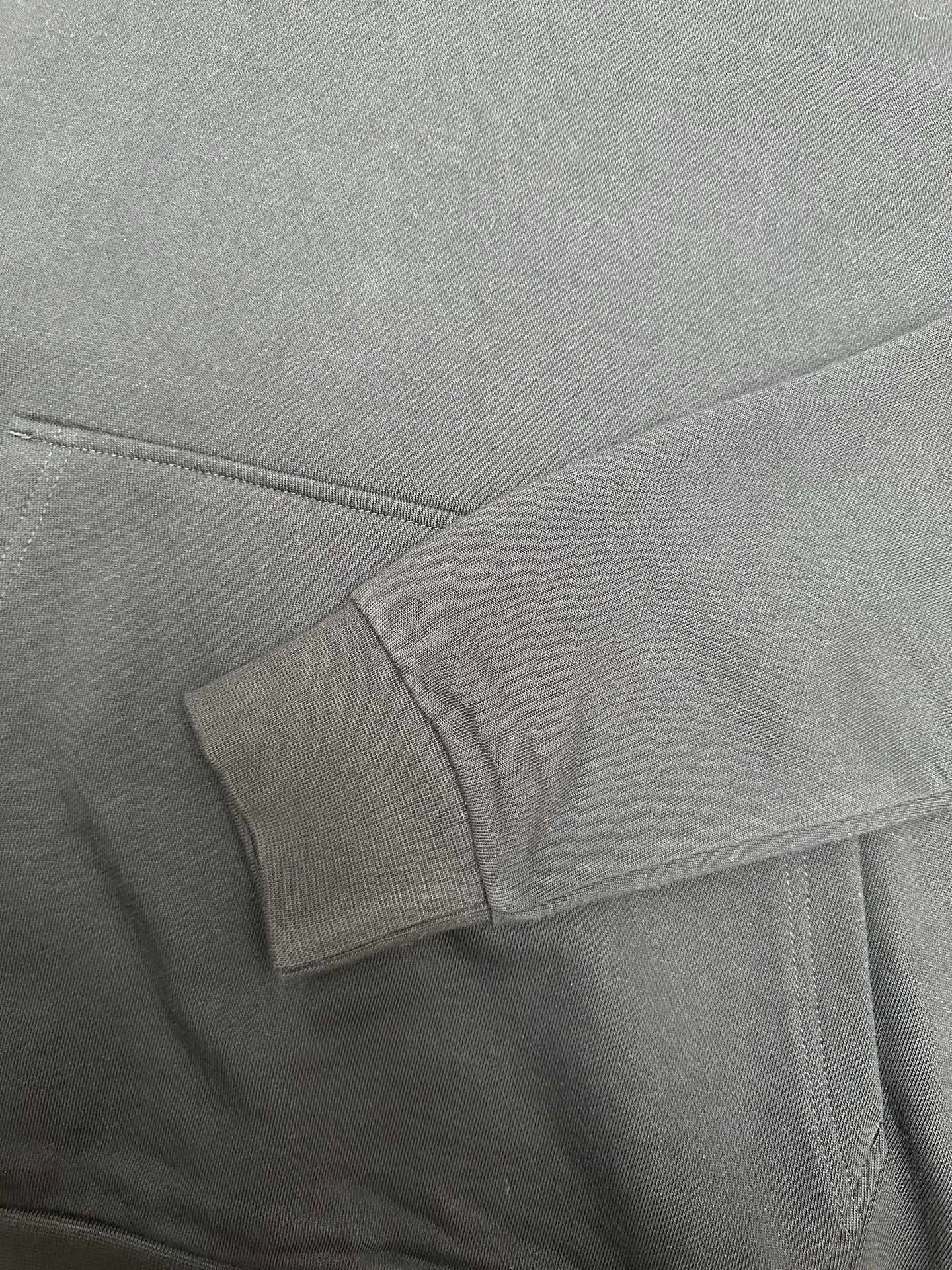 P470 MONCLER hooded cotton same color sweatshirt with back logo, purchased and developed by genuine 6150, 420g new Maybach combed cotton terry sweatshirt material, 480g 2*2 100% cotton combed cotton rib, fabric enzyme washed, high temperature heat transfer, customized 1:1 plastic label, customized 1:1 trademark, fitted version size: S M L XL