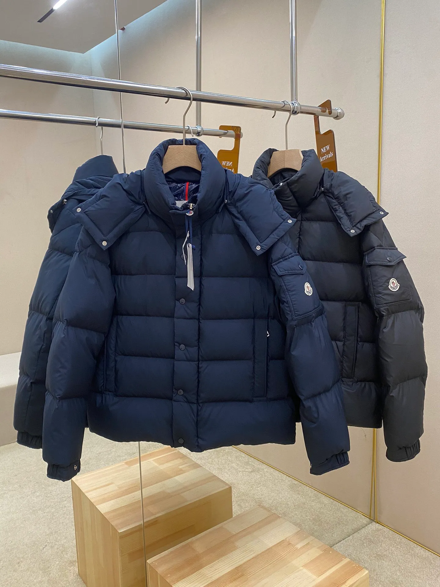 P900 MonVezere down jacket, made of longue saison fabric, is both light and warm. This short down jacket features a hood, zip and button fastening, zip pockets, patch pockets on the sleeves, adjustable cuffs, drawstring hem and a hood that can be easily removed depending on the weather. The silhouette and sleeve patch pockets pay homage to the iconic Moncler Maya down jacket. Color: Black, Navy Size: m-5XL