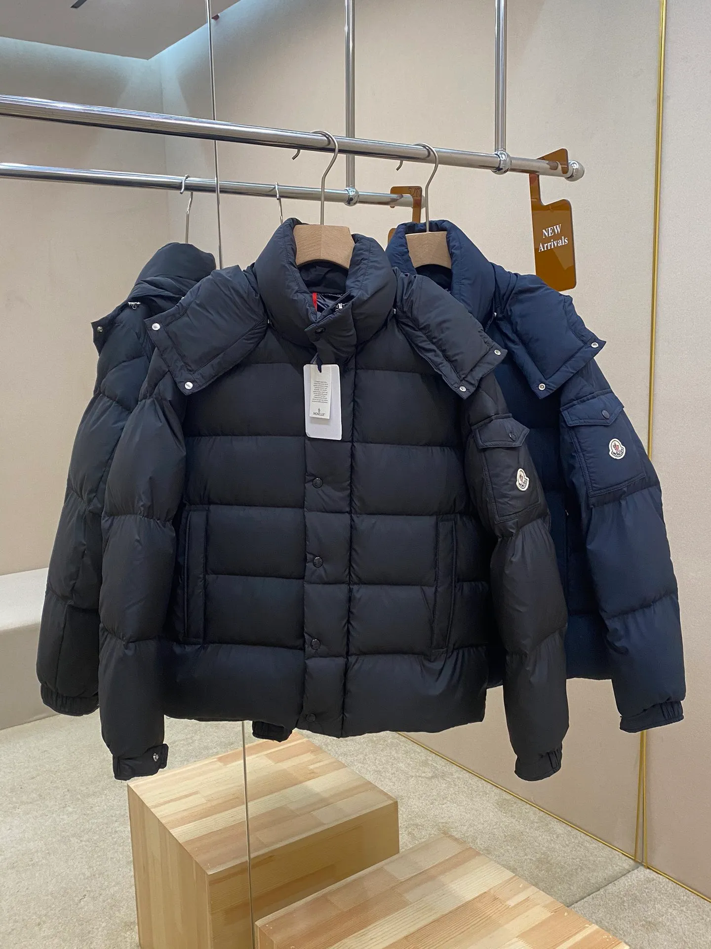 P900 MonVezere down jacket, made of longue saison fabric, is both light and warm. This short down jacket features a hood, zip and button fastening, zip pockets, patch pockets on the sleeves, adjustable cuffs, drawstring hem and a hood that can be easily removed depending on the weather. The silhouette and sleeve patch pockets pay homage to the iconic Moncler Maya down jacket. Color: Black, Navy Size: m-5XL