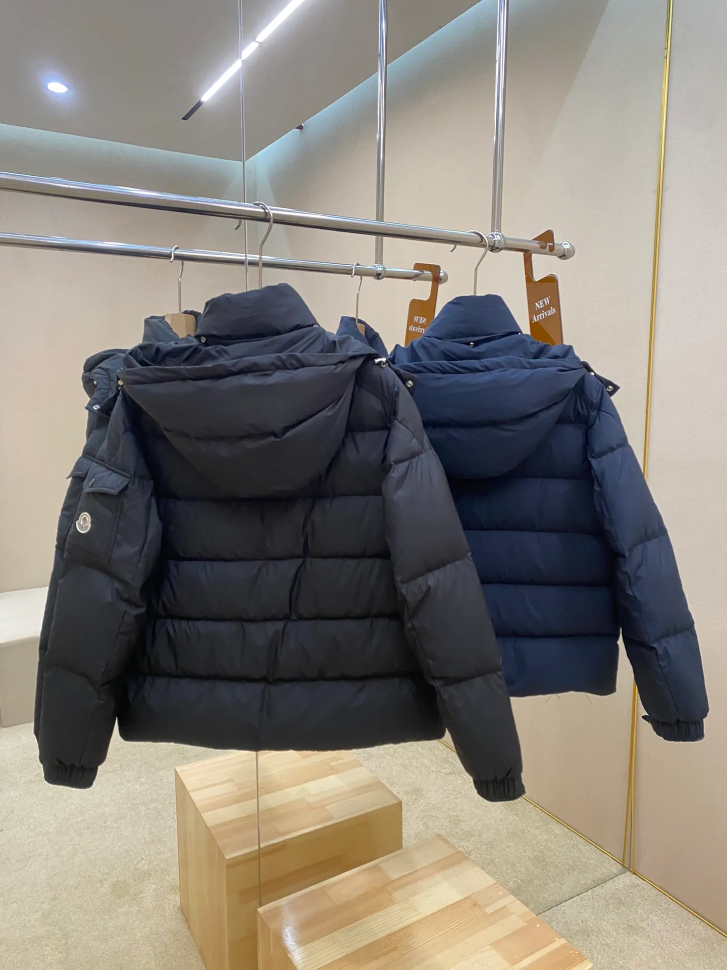 P900 MonVezere down jacket, made of longue saison fabric, is both light and warm. This short down jacket features a hood, zip and button fastening, zip pockets, patch pockets on the sleeves, adjustable cuffs, drawstring hem and a hood that can be easily removed depending on the weather. The silhouette and sleeve patch pockets pay homage to the iconic Moncler Maya down jacket. Color: Black, Navy Size: m-5XL