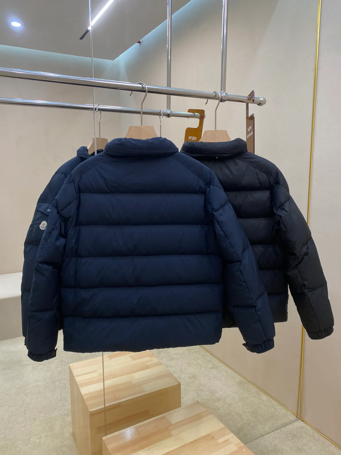 P900 MonVezere down jacket, made of longue saison fabric, is both light and warm. This short down jacket features a hood, zip and button fastening, zip pockets, patch pockets on the sleeves, adjustable cuffs, drawstring hem and a hood that can be easily removed depending on the weather. The silhouette and sleeve patch pockets pay homage to the iconic Moncler Maya down jacket. Color: Black, Navy Size: m-5XL