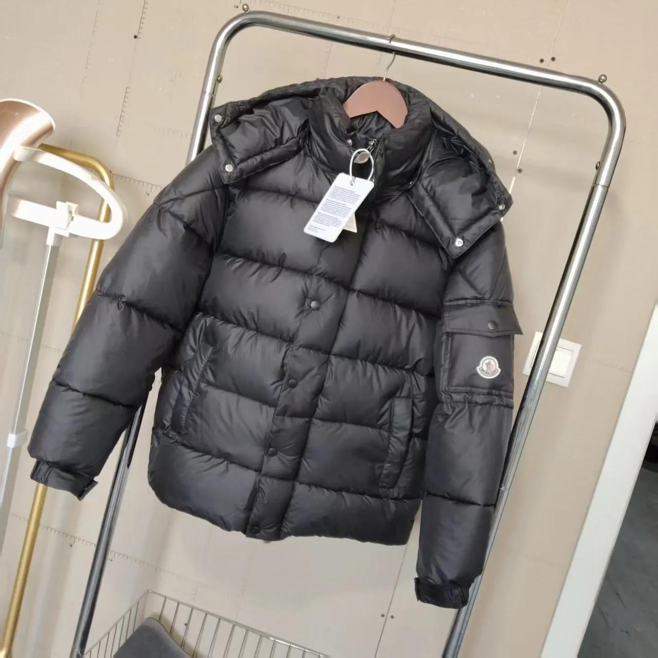 P900 MonVezere down jacket, made of longue saison fabric, is both light and warm. This short down jacket features a hood, zip and button fastening, zip pockets, patch pockets on the sleeves, adjustable cuffs, drawstring hem and a hood that can be easily removed depending on the weather. The silhouette and sleeve patch pockets pay homage to the iconic Moncler Maya down jacket. Color: Black, Navy Size: m-5XL