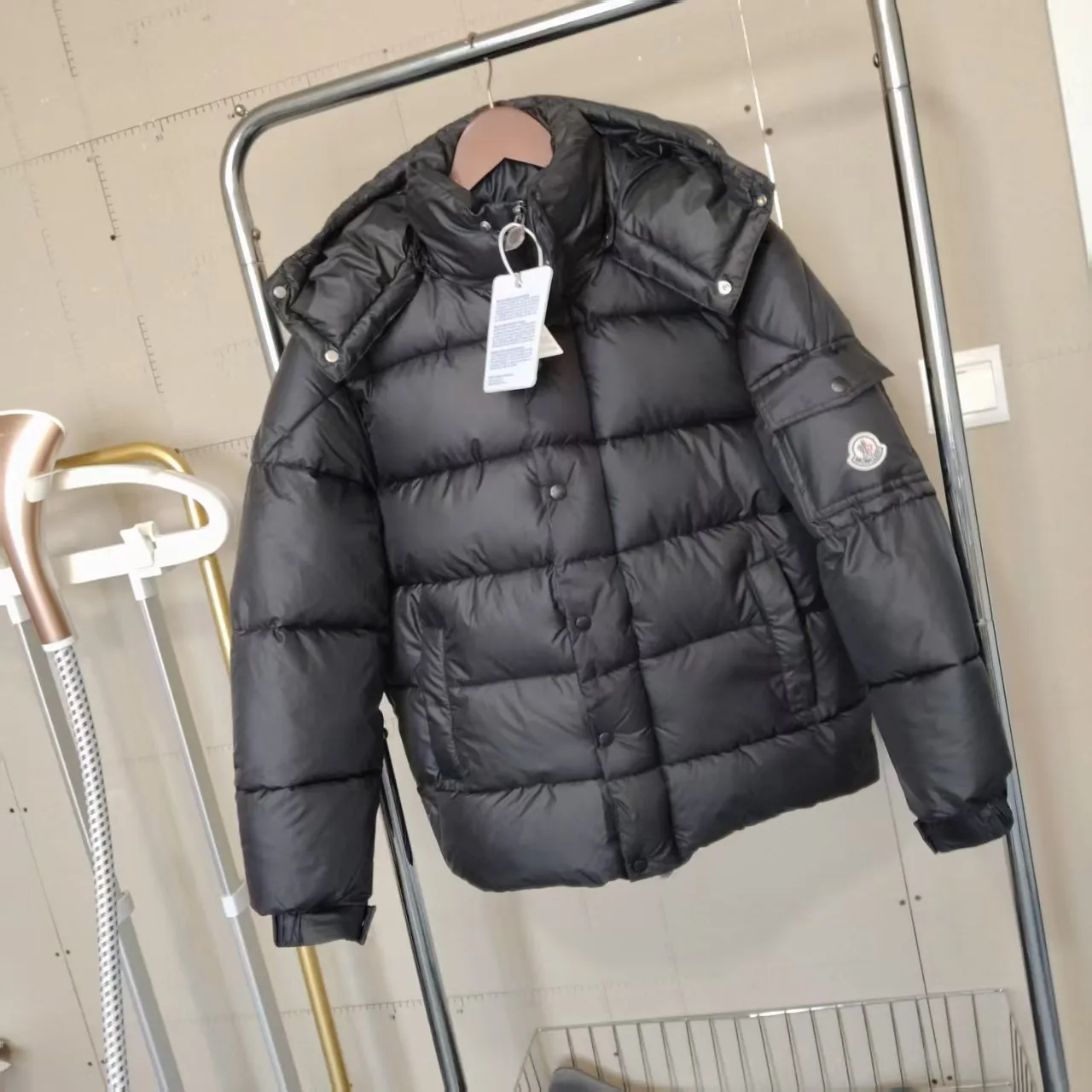 P900 MonVezere down jacket, made of longue saison fabric, is both light and warm. This short down jacket features a hood, zip and button fastening, zip pockets, patch pockets on the sleeves, adjustable cuffs, drawstring hem and a hood that can be easily removed depending on the weather. The silhouette and sleeve patch pockets pay homage to the iconic Moncler Maya down jacket. Color: Black, Navy Size: m-5XL