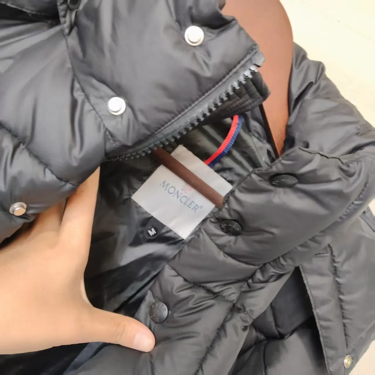 P900 MonVezere down jacket, made of longue saison fabric, is both light and warm. This short down jacket features a hood, zip and button fastening, zip pockets, patch pockets on the sleeves, adjustable cuffs, drawstring hem and a hood that can be easily removed depending on the weather. The silhouette and sleeve patch pockets pay homage to the iconic Moncler Maya down jacket. Color: Black, Navy Size: m-5XL