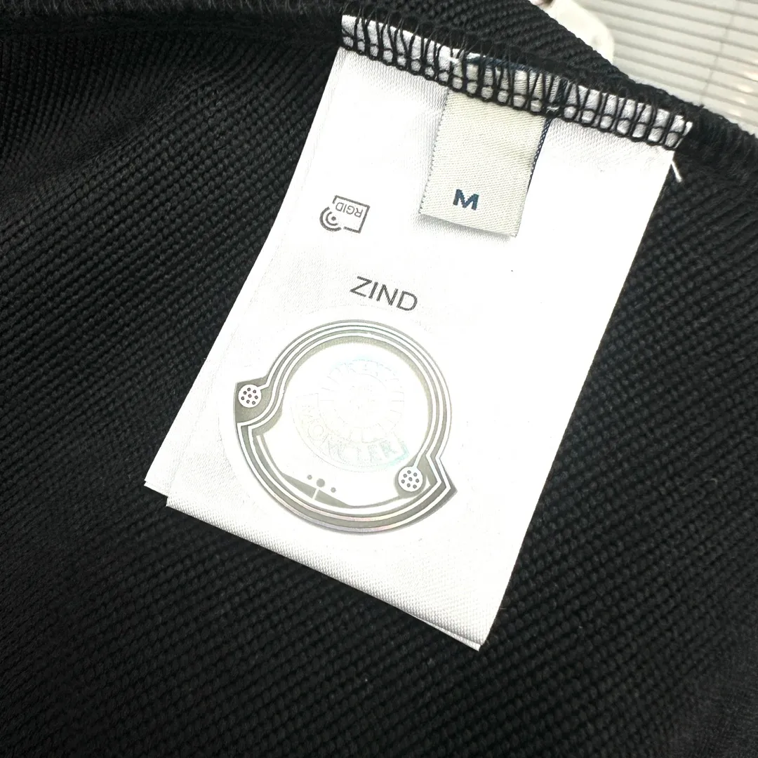 P280 Brand: Mengkou🤳𝐌𝐎𝐍𝐂𝐋𝐄𝐑 Fabric: ☑️Made of 440g double-strand pure cotton terry👕 Fabric: ☑️Thread with 1*1 double yarn thread. 🔜Comes with dyeing in the same tank. Craftsmanship: ☑️The embroidery uses 3D three-dimensional embroidery technology, 🇧🇫The original computer scan and print is restored 1:1. The pattern is clear and the needle count is dense. It is a rare high-end product on the market! 🇲🇩All three standards are complete! Size: ☑️S 〰️M 〰️L 〰️XL 〰️XXL