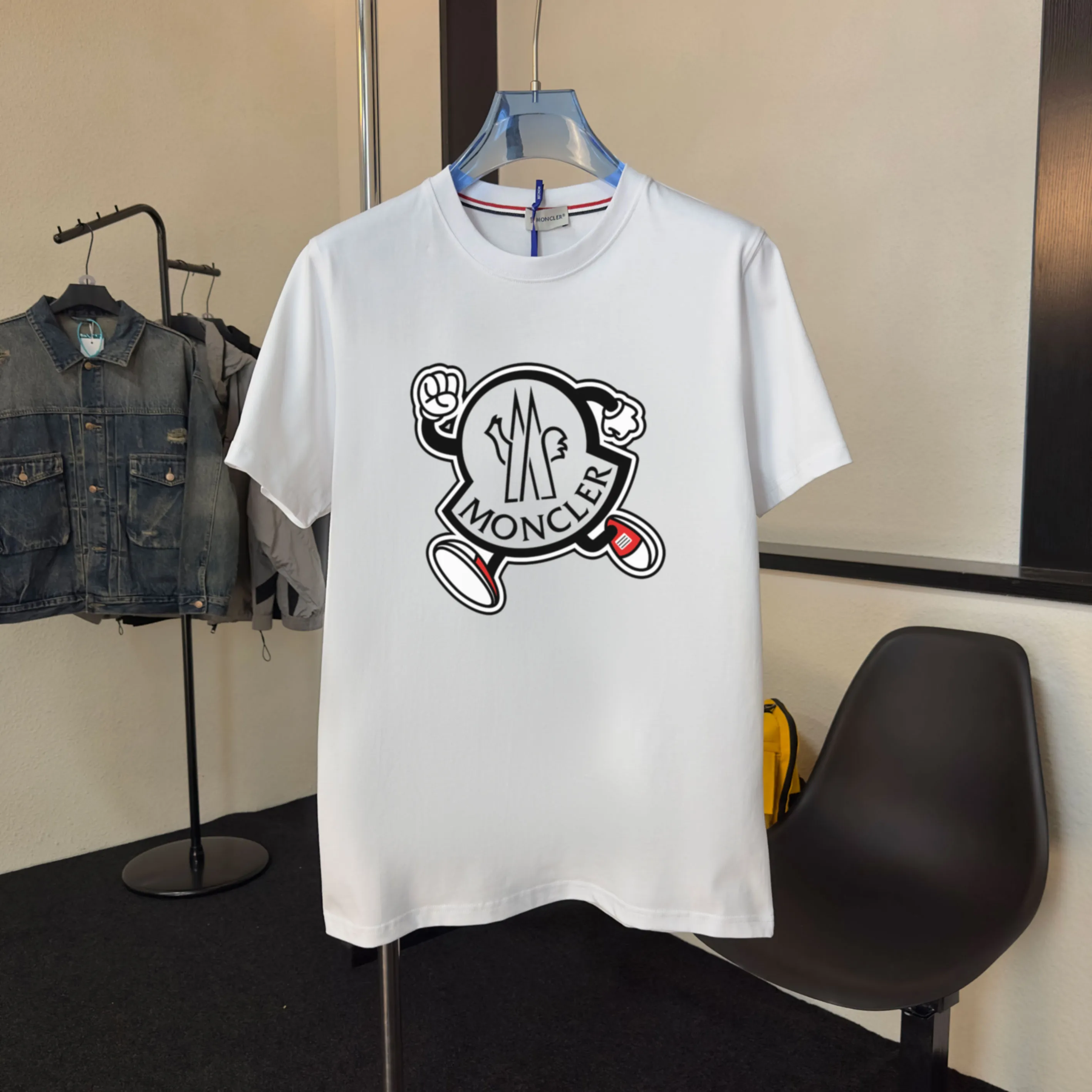 P140 💰Upgraded version "Mobile phone smart sensor ~ NFC chip armband ~ direct access to the official website for anti-counterfeiting" "Moncler ~ Mouth Mouth" 2025 new high-quality round neck short-sleeved T-shirt. The cuffs have imported embroidered labels. Customized dyeing, very comfortable to touch. Super versatile and good-looking short-sleeved. Complete with three labels. Non-market ordinary version. Feel free to compare. Quality is absolutely guaranteed! ‼ First of all, this original fabric is all custom-woven with 32-count double yarn fabric, 250G, and the weight is the same‼ Fine workmanship, double waistcoat method, double waistcoat method, double waistcoat method makes the whole dress more three-dimensional, which is not a craft that ordinary T-shirts can achieve🤪 Size: S-M-L-XL-2XL Color: black, white, apricot, same style for men and women