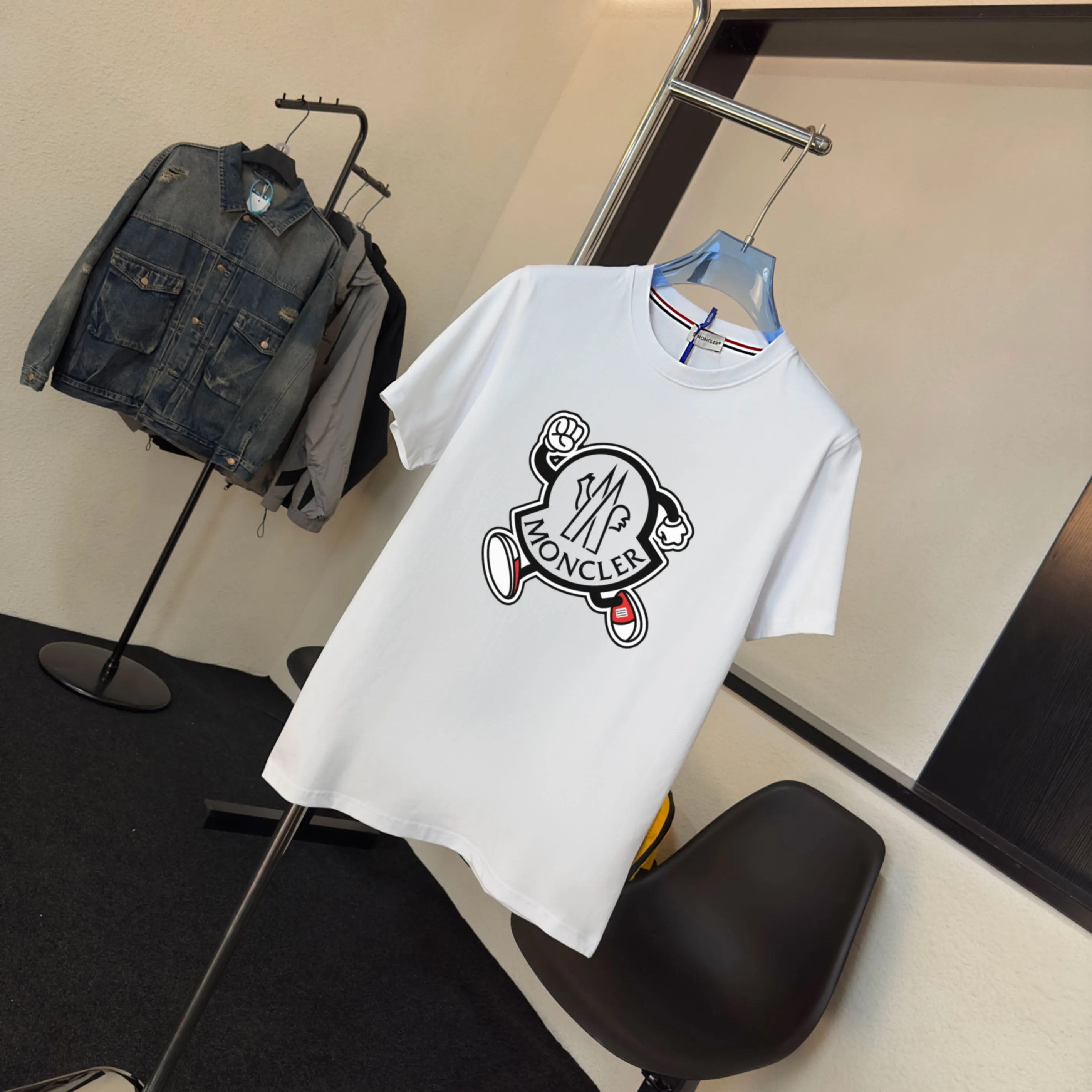 P140 💰Upgraded version "Mobile phone smart sensor ~ NFC chip armband ~ direct access to the official website for anti-counterfeiting" "Moncler ~ Mouth Mouth" 2025 new high-quality round neck short-sleeved T-shirt. The cuffs have imported embroidered labels. Customized dyeing, very comfortable to touch. Super versatile and good-looking short-sleeved. Complete with three labels. Non-market ordinary version. Feel free to compare. Quality is absolutely guaranteed! ‼ First of all, this original fabric is all custom-woven with 32-count double yarn fabric, 250G, and the weight is the same‼ Fine workmanship, double waistcoat method, double waistcoat method, double waistcoat method makes the whole dress more three-dimensional, which is not a craft that ordinary T-shirts can achieve🤪 Size: S-M-L-XL-2XL Color: black, white, apricot, same style for men and women