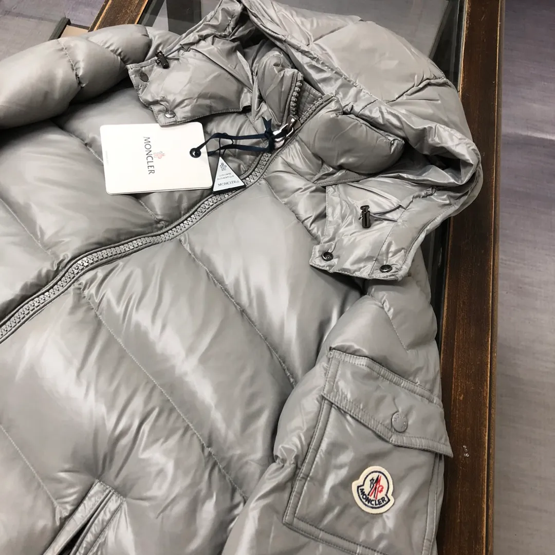 P700 #Moncler/Multiple Mouth #MAYA Maya Eason Chan star's same style, a classic model #Men's and women's style!  Made of nylon with signature rectangular quilting, it is the epitome of Moncler style. A classic short design that transcends seasons and fashions, with a statement silhouette, removable hood and adjustable hem, the armband pocket down jacket is influenced by the iconic outerwear of the 1980s. Maya revisits looks from the Moncler archives with modern style and cutting-edge elements, the result of the brand's expertise in ski equipment. Both in terms of sport and style, this high-performance and positive-spirited jacket has all the elements that a competitive man needs to claim the title. ➖NFC sensor anti-counterfeiting chip ➖Exclusively adopts Taiwan original nylon inner and outer fabrics. ➖Accessories and hardware are customized from the original factory to restore genuine quality.  Color size: classic black (black base, gray base 1-6) pink (0-3) white (1-5) gray (1-5) avocado green (1-5) midnight blue (1-6) olive green (1-6)