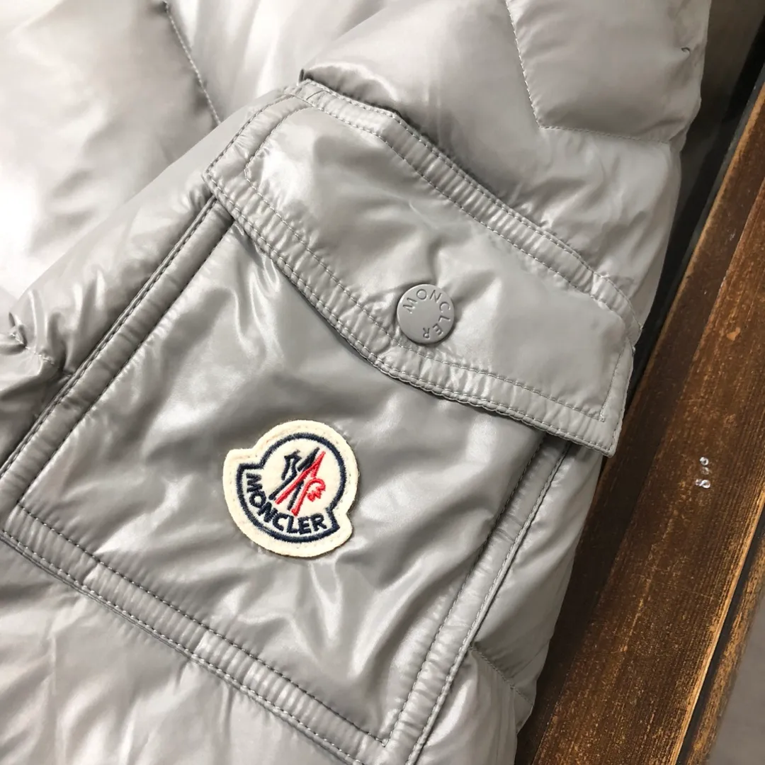 P700 #Moncler/Multiple Mouth #MAYA Maya Eason Chan star's same style, a classic model #Men's and women's style!  Made of nylon with signature rectangular quilting, it is the epitome of Moncler style. A classic short design that transcends seasons and fashions, with a statement silhouette, removable hood and adjustable hem, the armband pocket down jacket is influenced by the iconic outerwear of the 1980s. Maya revisits looks from the Moncler archives with modern style and cutting-edge elements, the result of the brand's expertise in ski equipment. Both in terms of sport and style, this high-performance and positive-spirited jacket has all the elements that a competitive man needs to claim the title. ➖NFC sensor anti-counterfeiting chip ➖Exclusively adopts Taiwan original nylon inner and outer fabrics. ➖Accessories and hardware are customized from the original factory to restore genuine quality.  Color size: classic black (black base, gray base 1-6) pink (0-3) white (1-5) gray (1-5) avocado green (1-5) midnight blue (1-6) olive green (1-6)