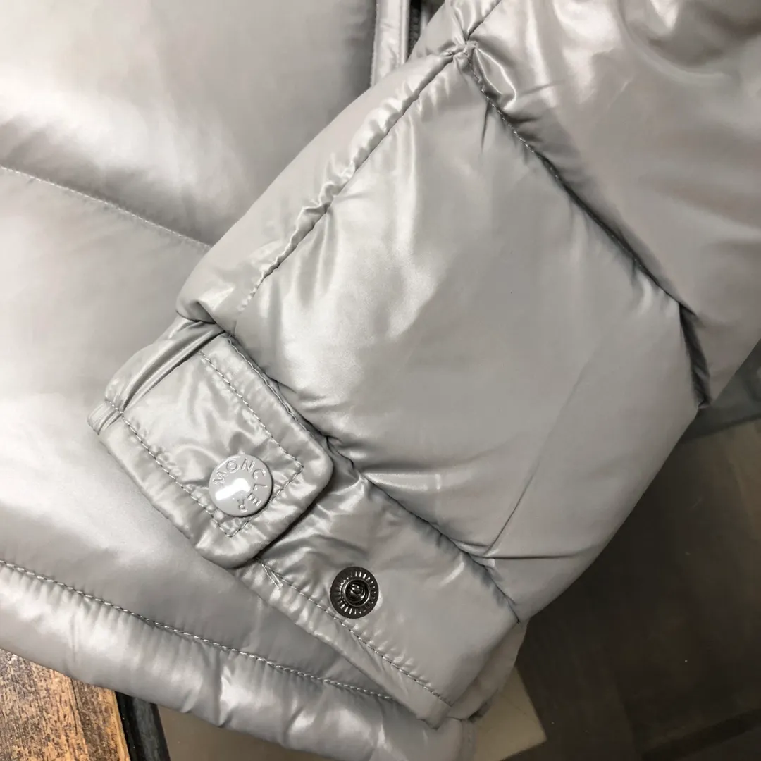P700 #Moncler/Multiple Mouth #MAYA Maya Eason Chan star's same style, a classic model #Men's and women's style!  Made of nylon with signature rectangular quilting, it is the epitome of Moncler style. A classic short design that transcends seasons and fashions, with a statement silhouette, removable hood and adjustable hem, the armband pocket down jacket is influenced by the iconic outerwear of the 1980s. Maya revisits looks from the Moncler archives with modern style and cutting-edge elements, the result of the brand's expertise in ski equipment. Both in terms of sport and style, this high-performance and positive-spirited jacket has all the elements that a competitive man needs to claim the title. ➖NFC sensor anti-counterfeiting chip ➖Exclusively adopts Taiwan original nylon inner and outer fabrics. ➖Accessories and hardware are customized from the original factory to restore genuine quality.  Color size: classic black (black base, gray base 1-6) pink (0-3) white (1-5) gray (1-5) avocado green (1-5) midnight blue (1-6) olive green (1-6)