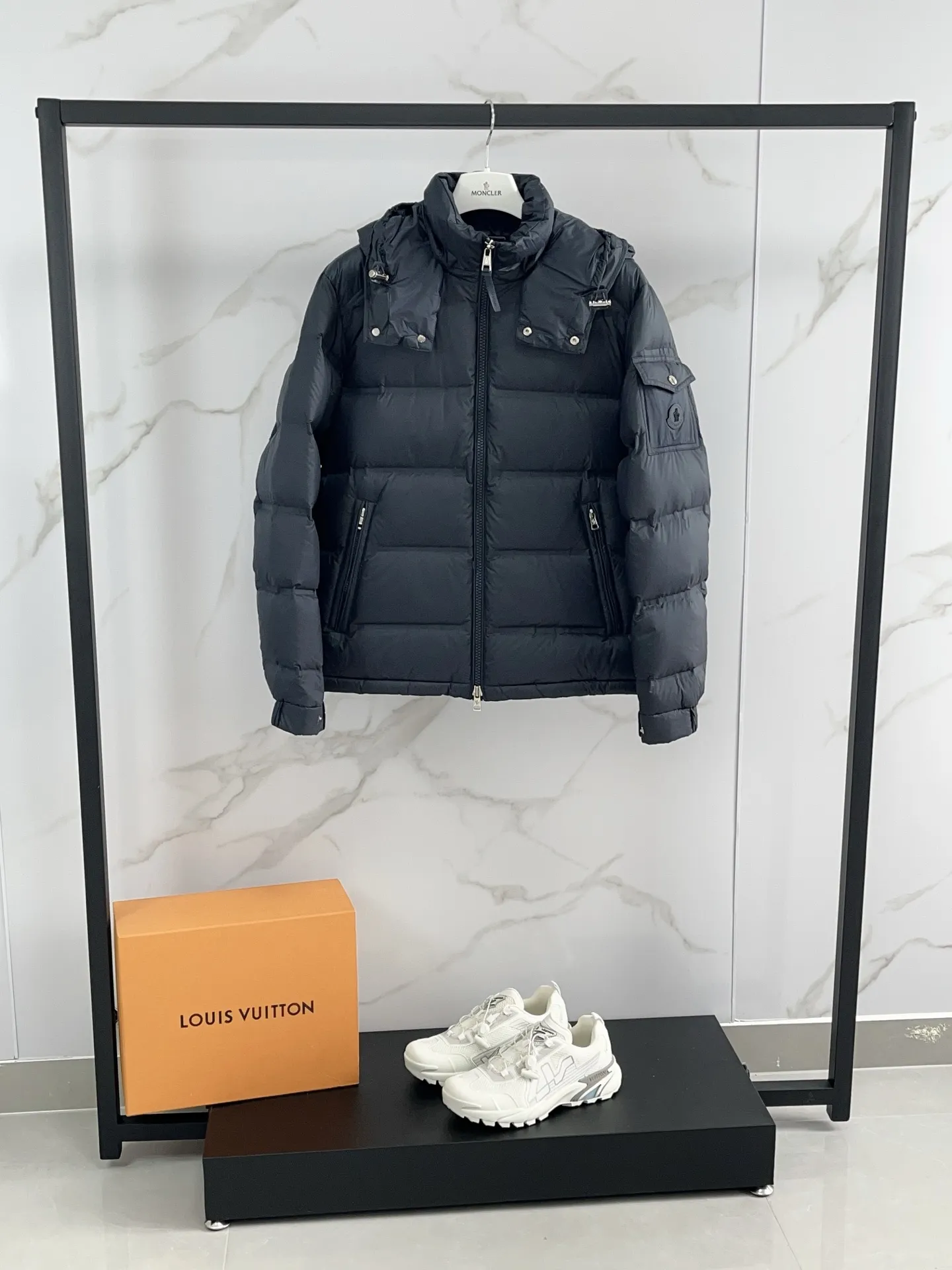 P1040 🆕𝑴𝒐𝒏𝒄𝒍𝒆𝒓｜Moncler 𝟮𝟬𝟮5 new autumn and winter products｜Matte New Maya Down Jacket Original 1:1 customized hardware accessories are all imported and original customized. Counter comparison is welcome. Absolutely high quality. Made of top 90 white goose down. Super soft. The feathers are fluffy and plump. Super heavy-duty. The fabric is well-made and has a perfect fit. Note: the fabric is super comfortable. Exclusive model. Non-market product. Same style for men and women. Color: black, navy blue, off-white. Size: 1-5