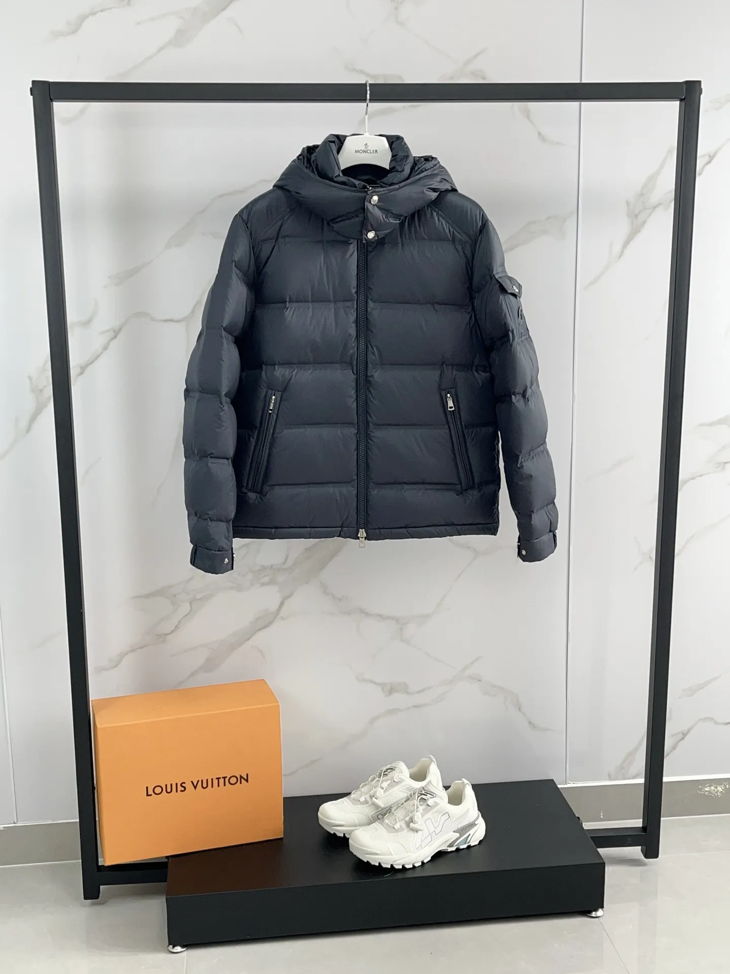 P1040 🆕𝑴𝒐𝒏𝒄𝒍𝒆𝒓｜Moncler 𝟮𝟬𝟮5 new autumn and winter products｜Matte New Maya Down Jacket Original 1:1 customized hardware accessories are all imported and original customized. Counter comparison is welcome. Absolutely high quality. Made of top 90 white goose down. Super soft. The feathers are fluffy and plump. Super heavy-duty. The fabric is well-made and has a perfect fit. Note: the fabric is super comfortable. Exclusive model. Non-market product. Same style for men and women. Color: black, navy blue, off-white. Size: 1-5