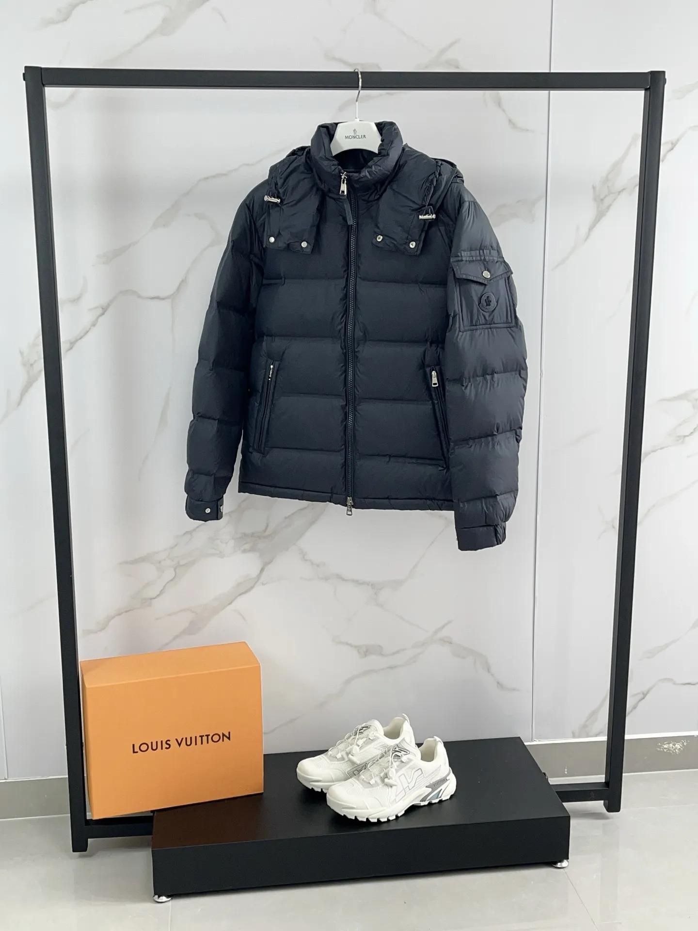 P1040 🆕𝑴𝒐𝒏𝒄𝒍𝒆𝒓｜Moncler 𝟮𝟬𝟮5 new autumn and winter products｜Matte New Maya Down Jacket Original 1:1 customized hardware accessories are all imported and original customized. Counter comparison is welcome. Absolutely high quality. Made of top 90 white goose down. Super soft. The feathers are fluffy and plump. Super heavy-duty. The fabric is well-made and has a perfect fit. Note: the fabric is super comfortable. Exclusive model. Non-market product. Same style for men and women. Color: black, navy blue, off-white. Size: 1-5
