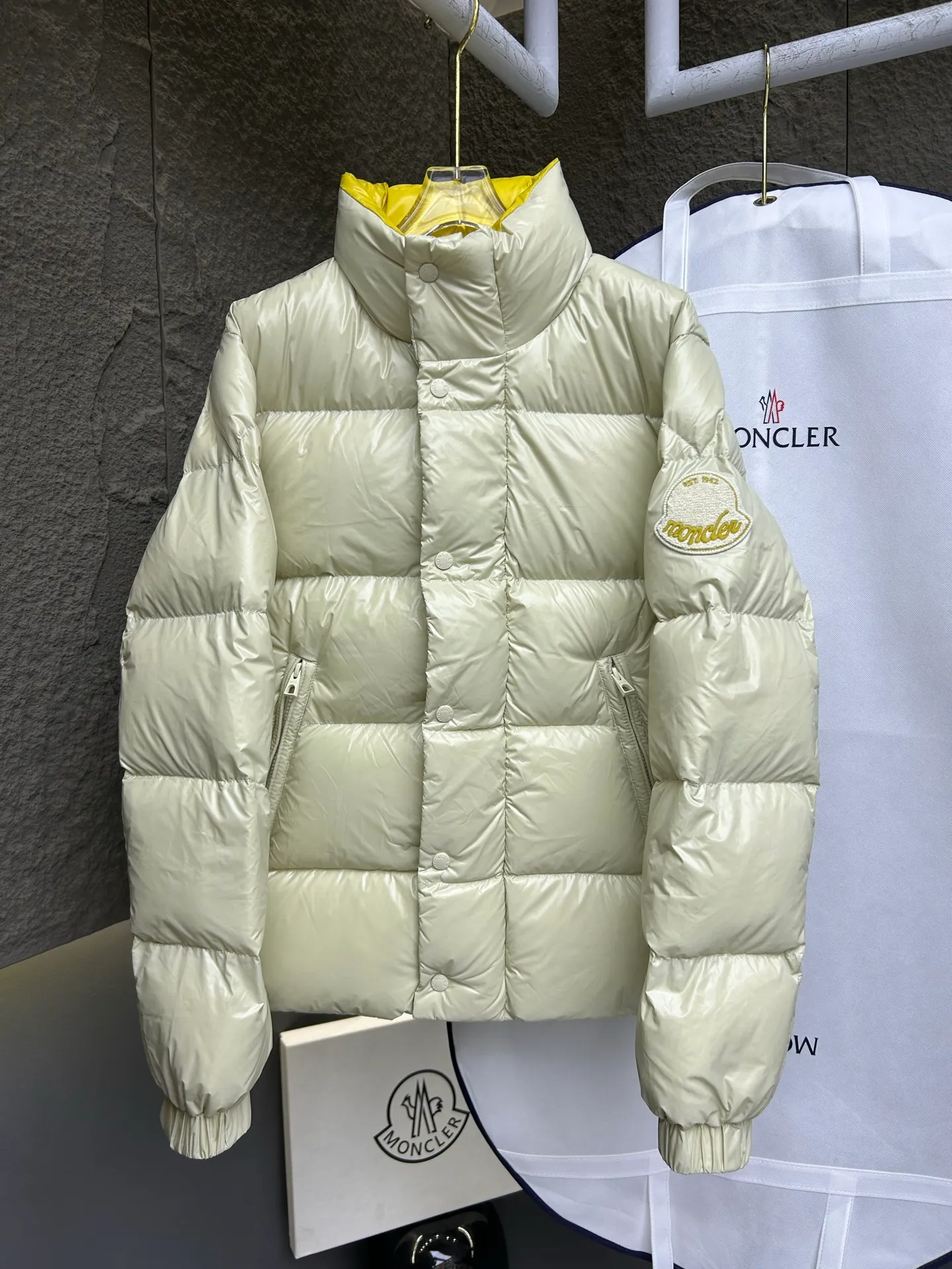 P900 Moncler's new Tripiti men's short down jacket. The Tripiti down jacket is made of functional shiny nylon fabric, which is comfortable and warm without being heavy. Chenille logo patch highlights the essence of the brand. Style number: Dabiao 1952 Size: 12345 Color: black white
