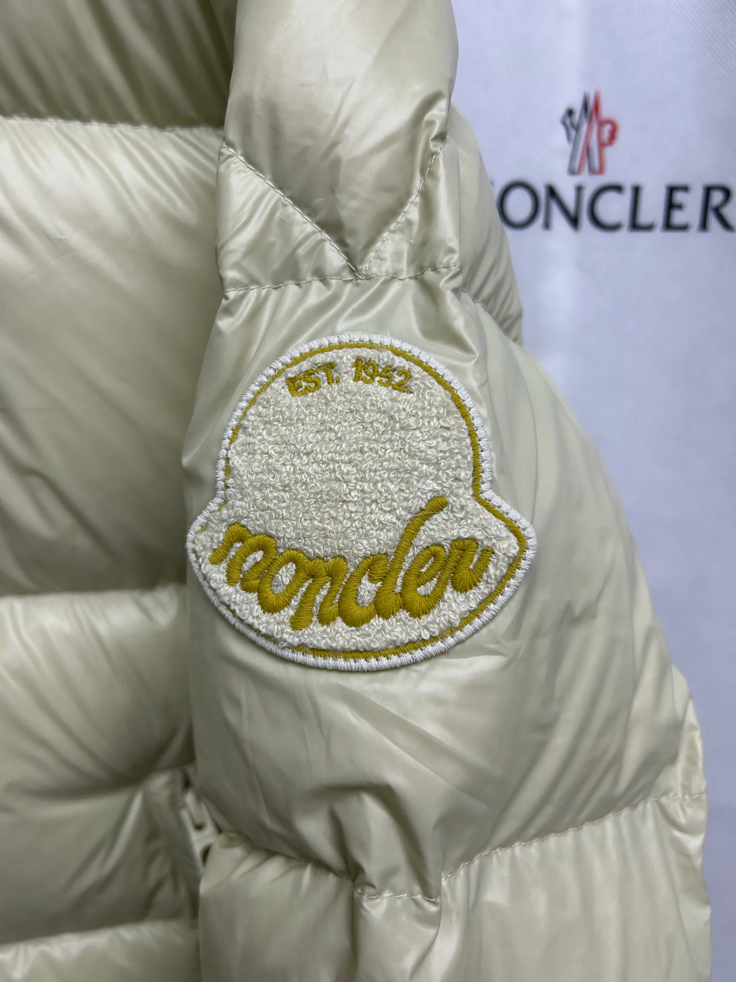 P900 Moncler's new Tripiti men's short down jacket. The Tripiti down jacket is made of functional shiny nylon fabric, which is comfortable and warm without being heavy. Chenille logo patch highlights the essence of the brand. Style number: Dabiao 1952 Size: 12345 Color: black white