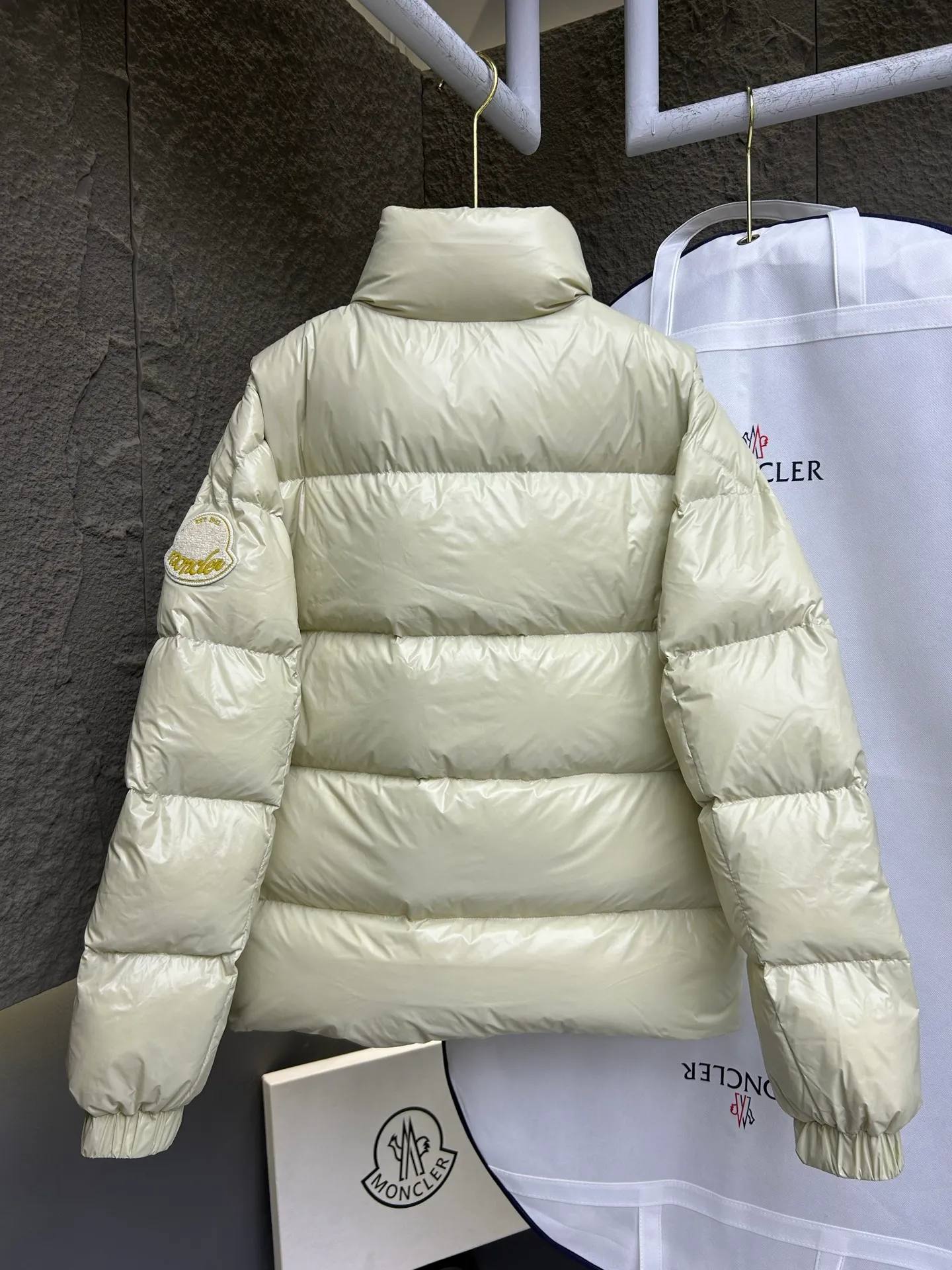 P900 Moncler's new Tripiti men's short down jacket. The Tripiti down jacket is made of functional shiny nylon fabric, which is comfortable and warm without being heavy. Chenille logo patch highlights the essence of the brand. Style number: Dabiao 1952 Size: 12345 Color: black white