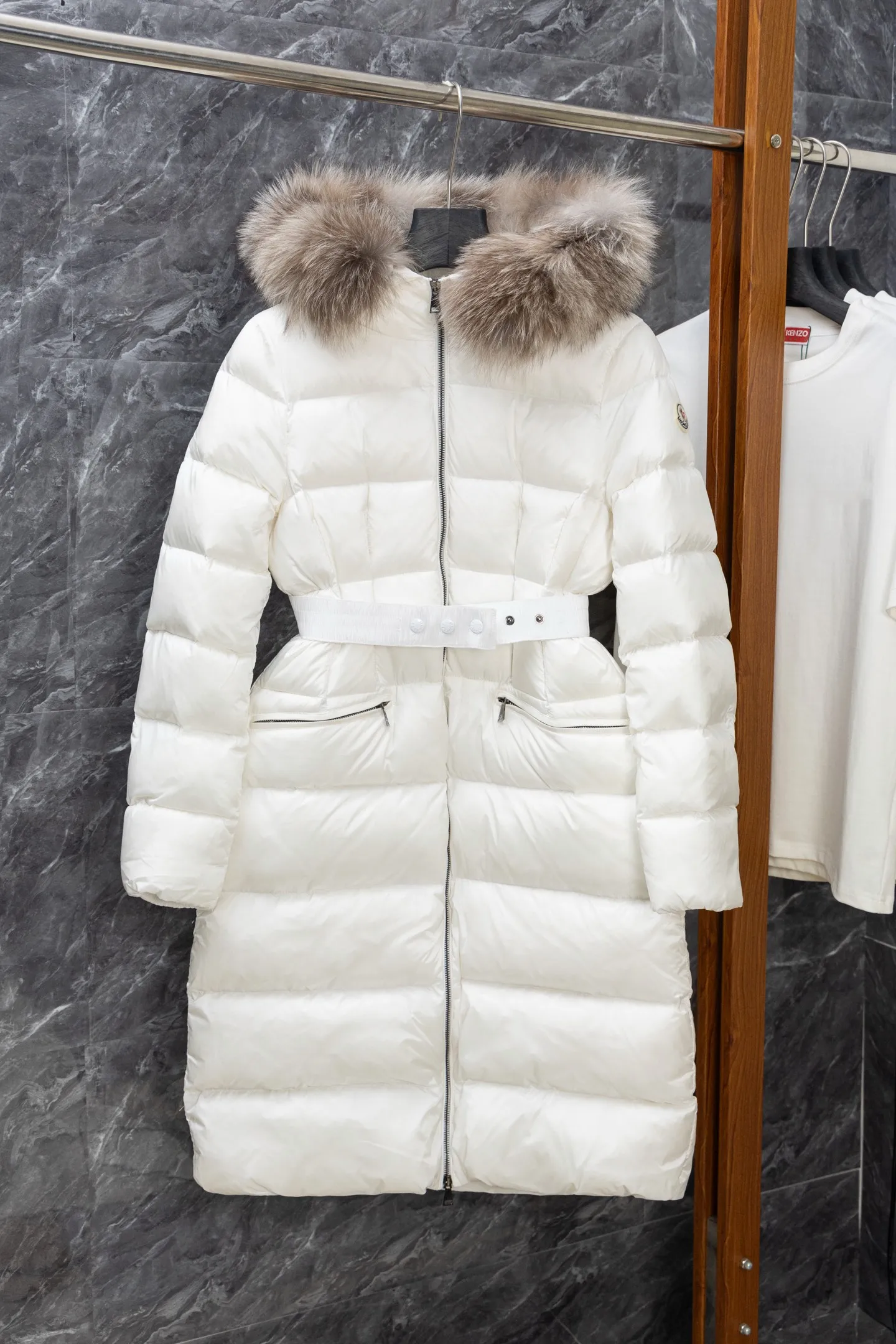 P1140 Model No. J0176 MONCLER Boed series mid-length waisted down jacket. Made of 340 grams of down-filling goose down. Thousand-needle embroidery is used. The original order is customized with 1:1 smooth and delicate lines. Better hand feel. Not easy to deform. Not easy to shrink. Not easy to fade. Maintains long-lasting beauty. Color Black White Size S-XL