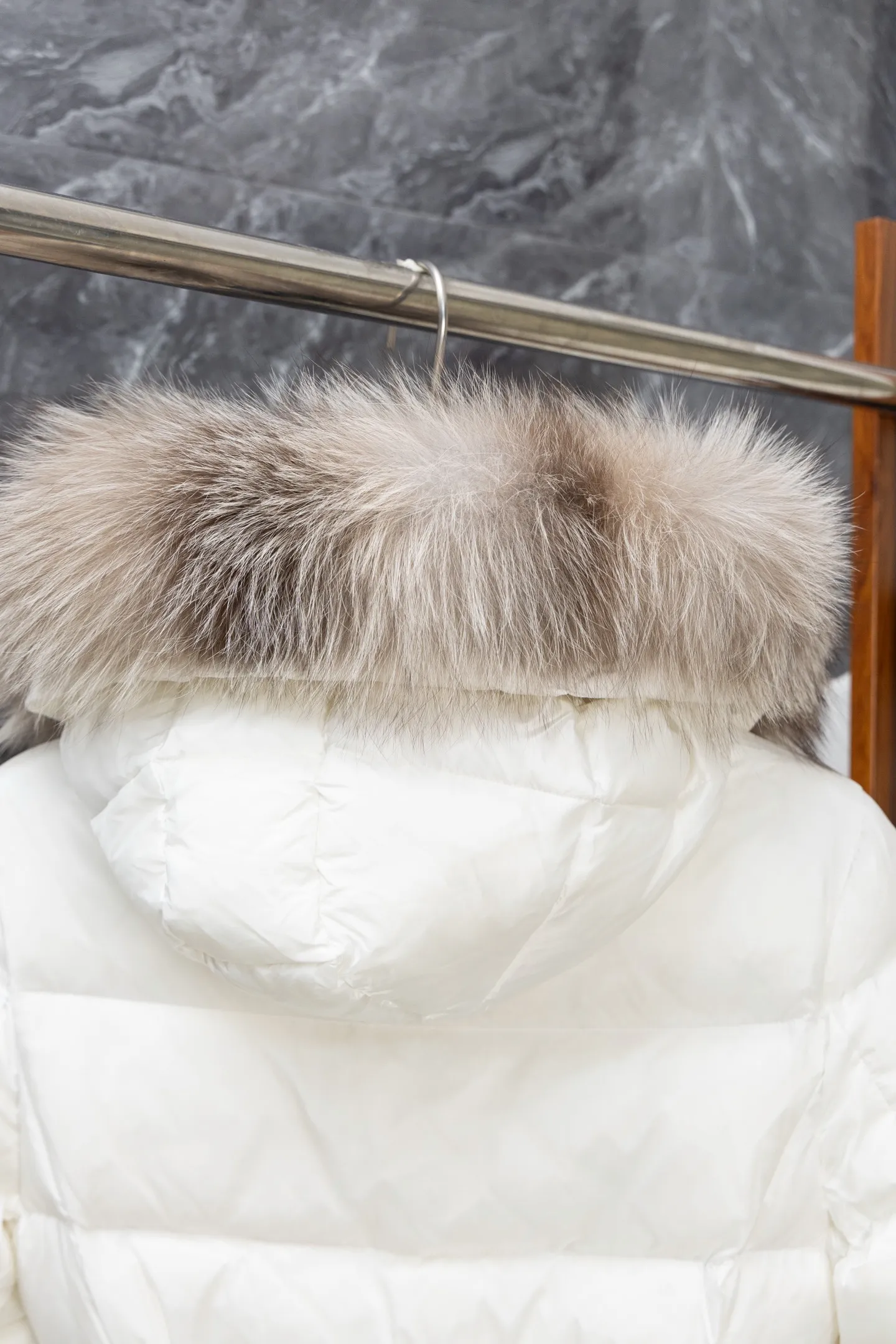 P1140 Model No. J0176 MONCLER Boed series mid-length waisted down jacket. Made of 340 grams of down-filling goose down. Thousand-needle embroidery is used. The original order is customized with 1:1 smooth and delicate lines. Better hand feel. Not easy to deform. Not easy to shrink. Not easy to fade. Maintains long-lasting beauty. Color Black White Size S-XL