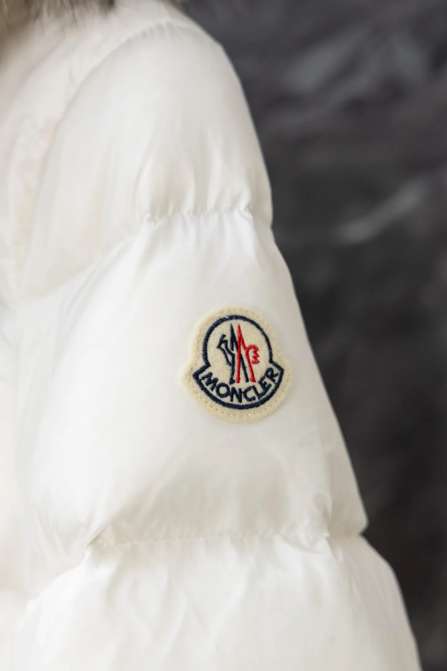 P1140 Model No. J0176 MONCLER Boed series mid-length waisted down jacket. Made of 340 grams of down-filling goose down. Thousand-needle embroidery is used. The original order is customized with 1:1 smooth and delicate lines. Better hand feel. Not easy to deform. Not easy to shrink. Not easy to fade. Maintains long-lasting beauty. Color Black White Size S-XL