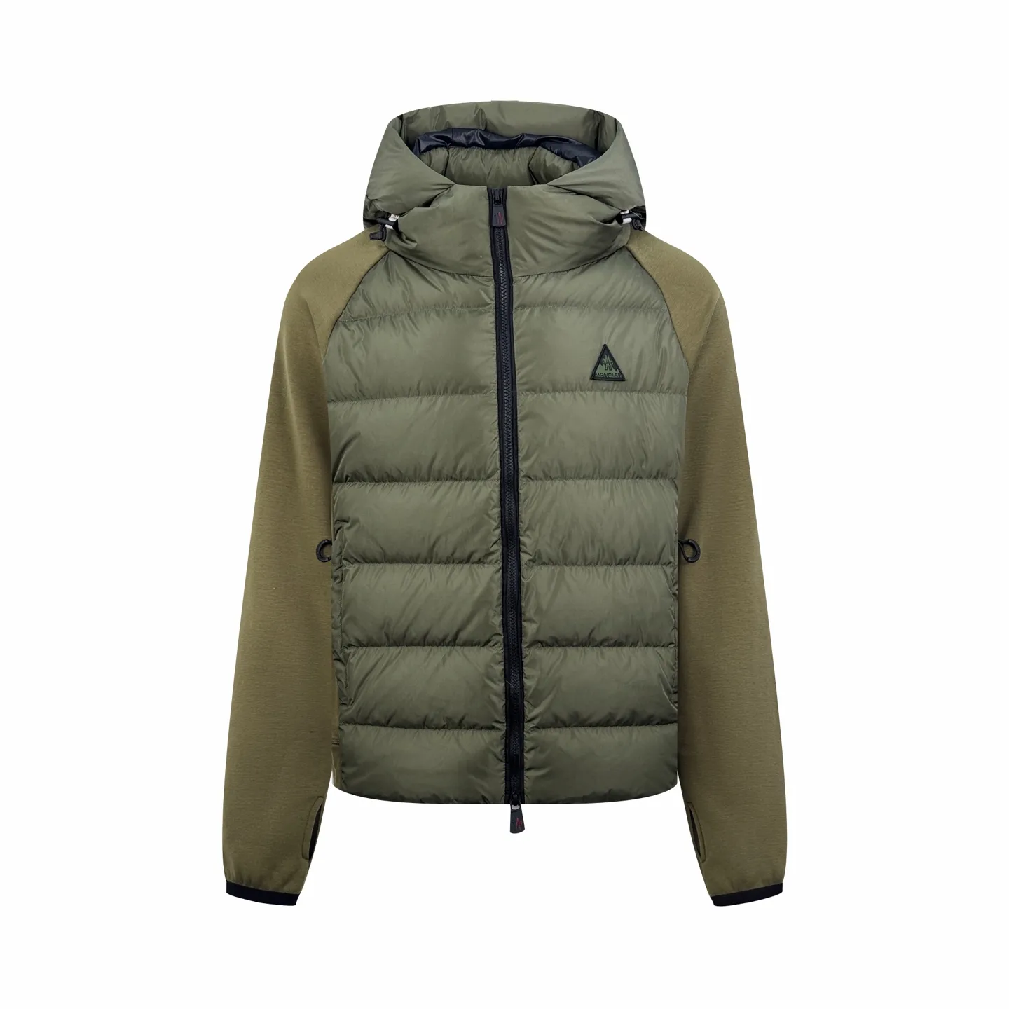 P780 Moncler logo woven splicing down jacket, custom-made matte lattice air shield down and 300D high-density calendered coating, using the new national standard 90 white duck down (welcome to test), full of down, full of warmth, light and fluffy, with the dark green of the overlapping mountains as the background, all things accumulating, creating its own scenery in silence The Monlcer triangle logo is embellished on the chest, the power aesthetics of the minimalist logo The concentrated down filling in the front area creates dynamic insulation for the core heat dissipation zone of the human body. The hooded down is a moving warm flow barrier for the head and neck, forming a thermal energy circulation system with the front area. The elastic woven sleeves provide freedom of movement with a sense of compression, forming a relaxed and warm philosophy. The real high-end is to let function become the footnote of style. Process 1: Computer mechanical down filling. Prioritize the liner pattern by making a pattern to determine the down filling area and determine the weight of down per square meter according to the original three-dimensional effect. Thus, the amount of down filling for each cut piece is calculated. The computer down filling machine uses a digital weighing unit to achieve stable measurement. Process 2: 3D three-dimensional quilting technology. With the programming system of the CNC quilting machine, the down in different areas is accurately separated to ensure that the filling is evenly fixed after sewing and avoid agglomeration or displacement. Process 3: Computer template machine line running process. The computer template machine line line process shows extremely high neatness and smoothness. The craftsman's precise control of the size during the operation ensures that each line meets the design requirements. The lines of the entire template are smooth and unified, neat and beautiful. Process 4: Triple locking five-thread dense stitching process. Main seam locking + diagonal reinforcement + raw edge wrapping. Triple structure to form a three-dimensional protective net at the edge of the fabric to avoid stitch breakage. Paving materials: Customized 1:1 Moncler zipper. Customized 1:1 Moncler rope loop. Customized 1:1 Moncler logo. Customized 1:1 Moncler. Corns Customized 1:1 Moncler trademark Size: S M L XL Style number: 25378