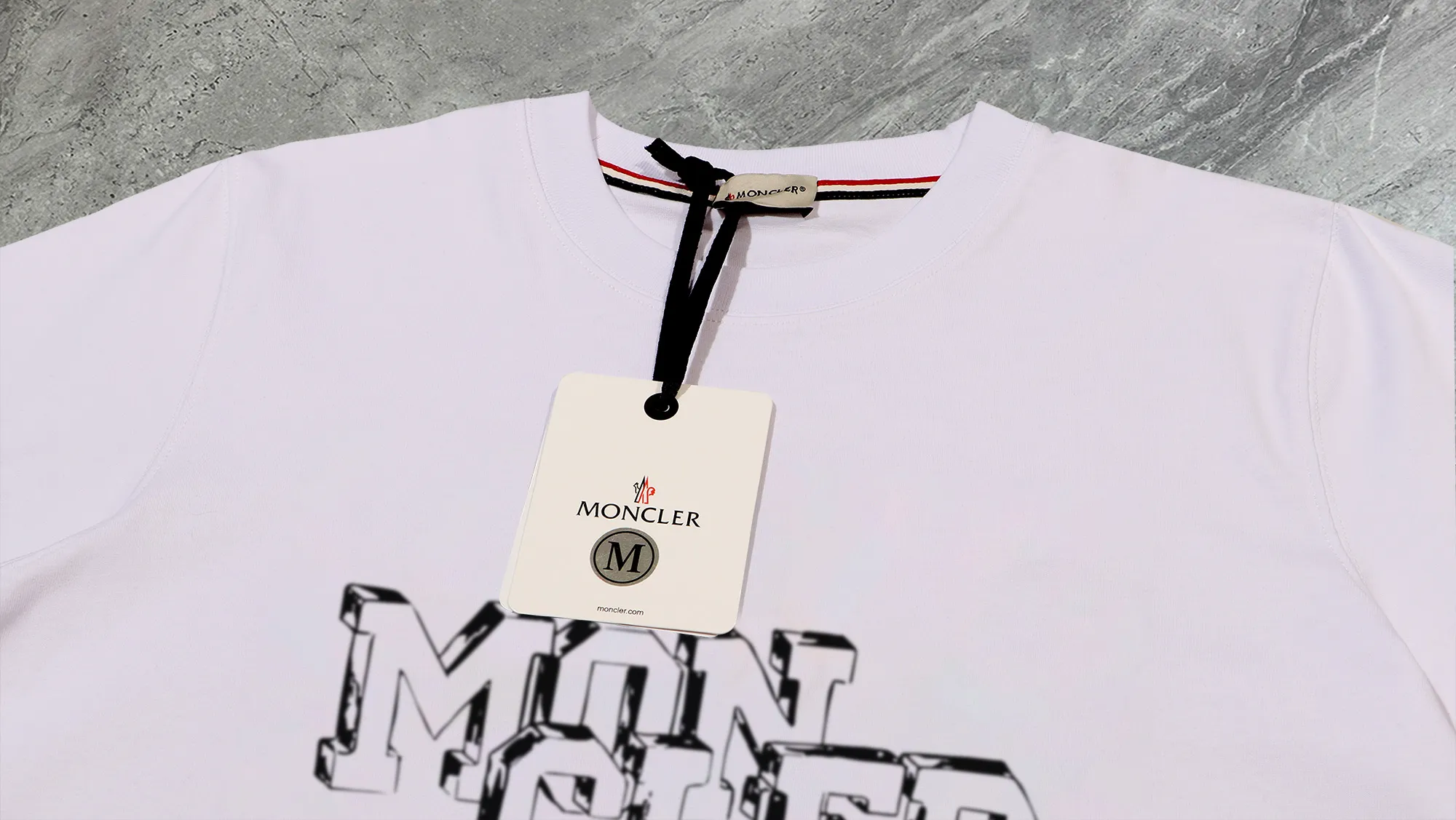 P210 High-version sweatshirt) [Long-term stock] 〖𝐌𝐎𝐍𝐂𝐋𝐄𝐑~Mask〗 Made of 440g heavy-weight fabric. It is different from the market currency. It can be matched with any variety and is properly handsome. 😎The whole dress is made of double waistcoats. The double waistcoats make the whole dress more three-dimensional. Not ordinary factories can do such fine work. 2025 Spring runway version of the T stage, on sale at the counter, round neck terry sweatshirt, high-end double-strand pure cotton, custom-made stretch ribs, dyed in the same vat, complete with three standards, matched with exquisite embroidered LOGO on the chest, simple and advanced, same style for men and women. Color: black, apricot, white, size: S M L XL 2XL