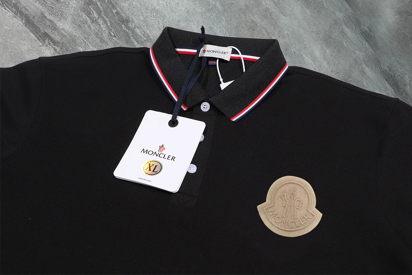 P190 Complete with three standards] MONCLER~ MONCLER 2024 summer new high-quality lapel short-sleeved POLO shirt, counter-customized fabric, high breathability and comfort, impeccable details, brand element design concept, reflecting high quality. It feels delicate and soft! It presents a casual cut and the upper body shape is great! The chest is filled with three-dimensional embroidery of the brand LOGO to highlight quality and luxury. Color: black/white Size: M~3XL