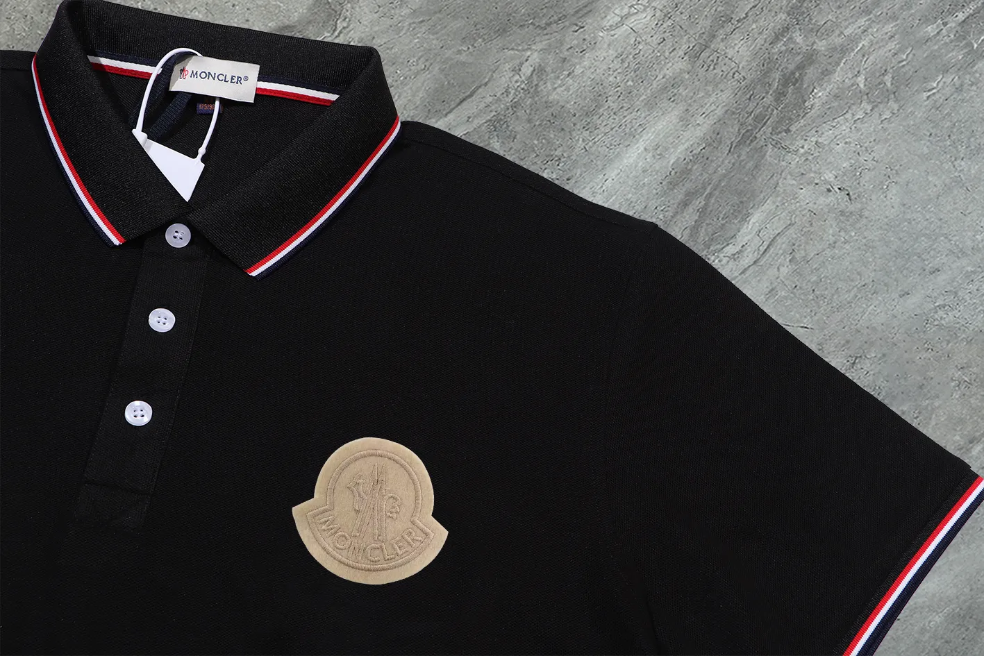 P190 Complete with three standards] MONCLER~ MONCLER 2024 summer new high-quality lapel short-sleeved POLO shirt, counter-customized fabric, high breathability and comfort, impeccable details, brand element design concept, reflecting high quality. It feels delicate and soft! It presents a casual cut and the upper body shape is great! The chest is filled with three-dimensional embroidery of the brand LOGO to highlight quality and luxury. Color: black/white Size: M~3XL